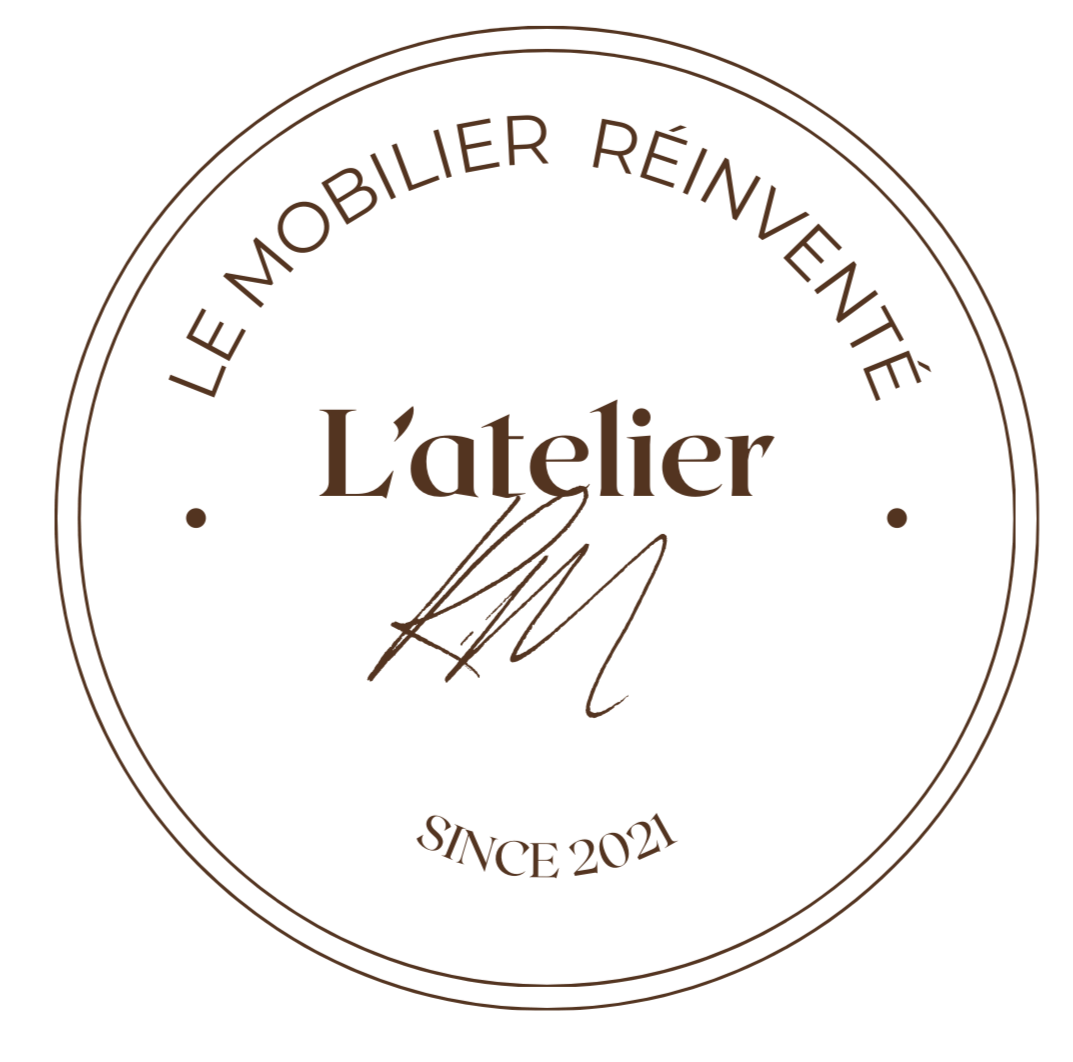 Logo circulaire brun. Texte en haut : "LE MOBILIER RENDEMENTÉ" ; au centre : "L'atelier" avec une signature dessous ; en bas : "SINCE 2021".