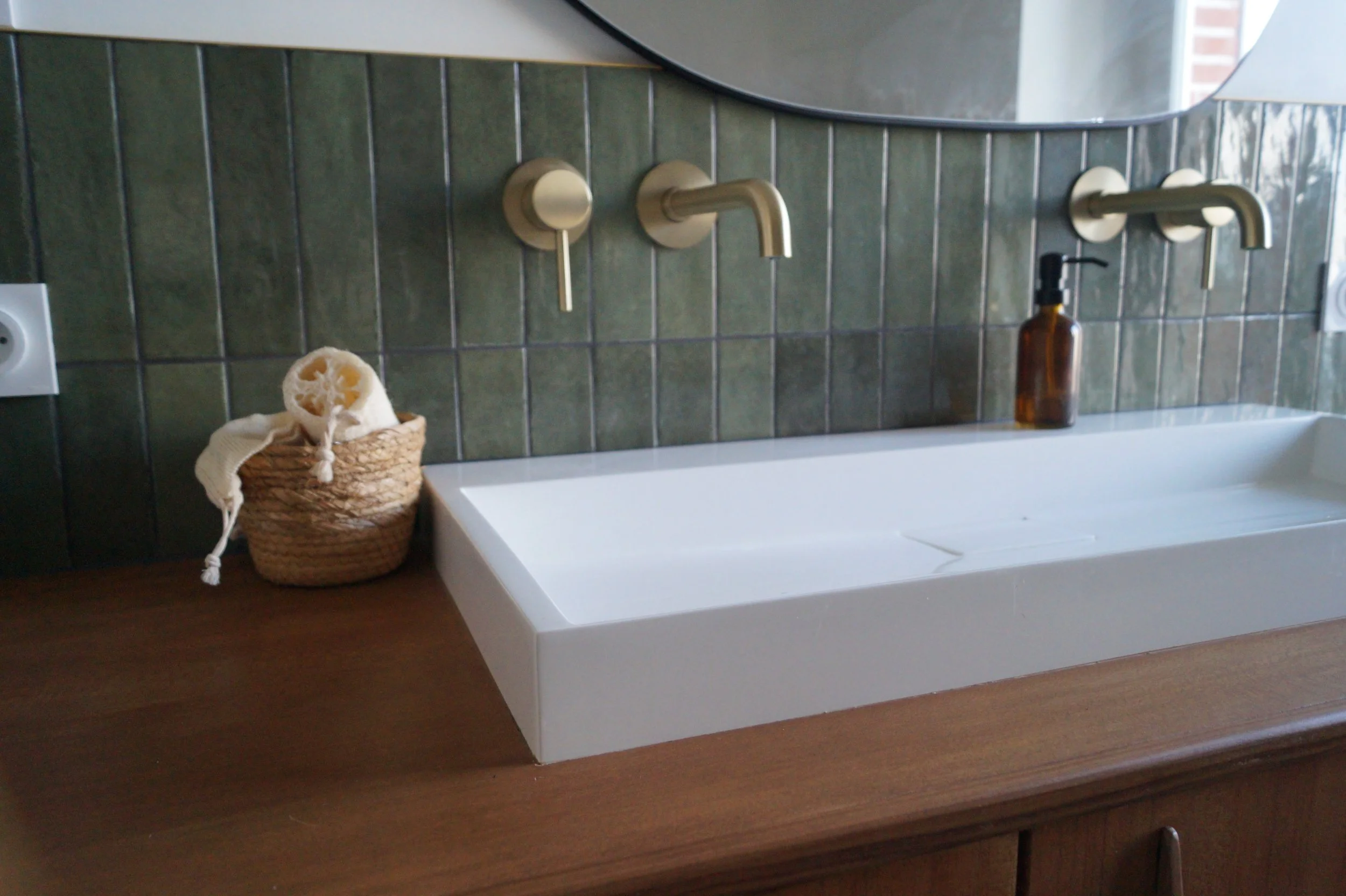 Découvrez nos dernières réalisations : Une pièce où l'authenticité devient le point central de votre rituel matinal.