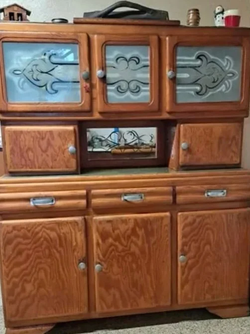 Meuble Mado en bois avec des portes vitrées décoratives et tiroirs