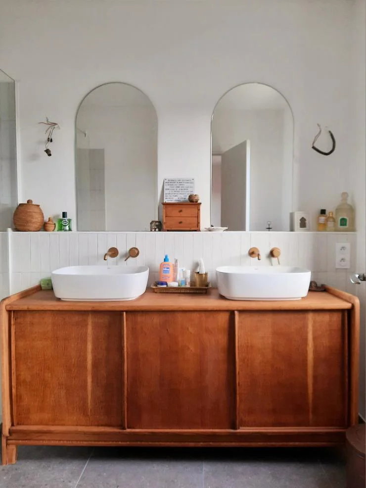 Découvrez nos dernières réalisations : Une pièce où l'authenticité devient le point central de votre rituel matinal.