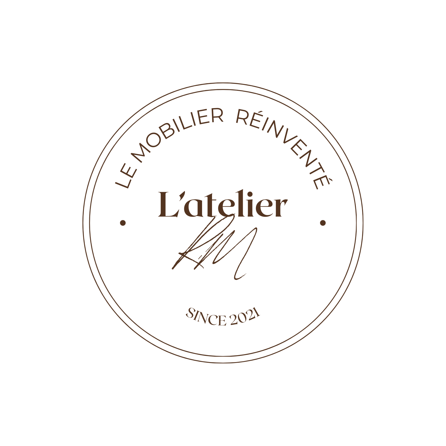 Logo rond avec texte en français : 'Le mobilier reinventé, L'atelier, Since 2021', en couleurs marron sur fond noir.