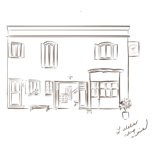 Dessin de notre atelier avec fenêtres, porte, balcon, horloge et une plante en pot à droite.