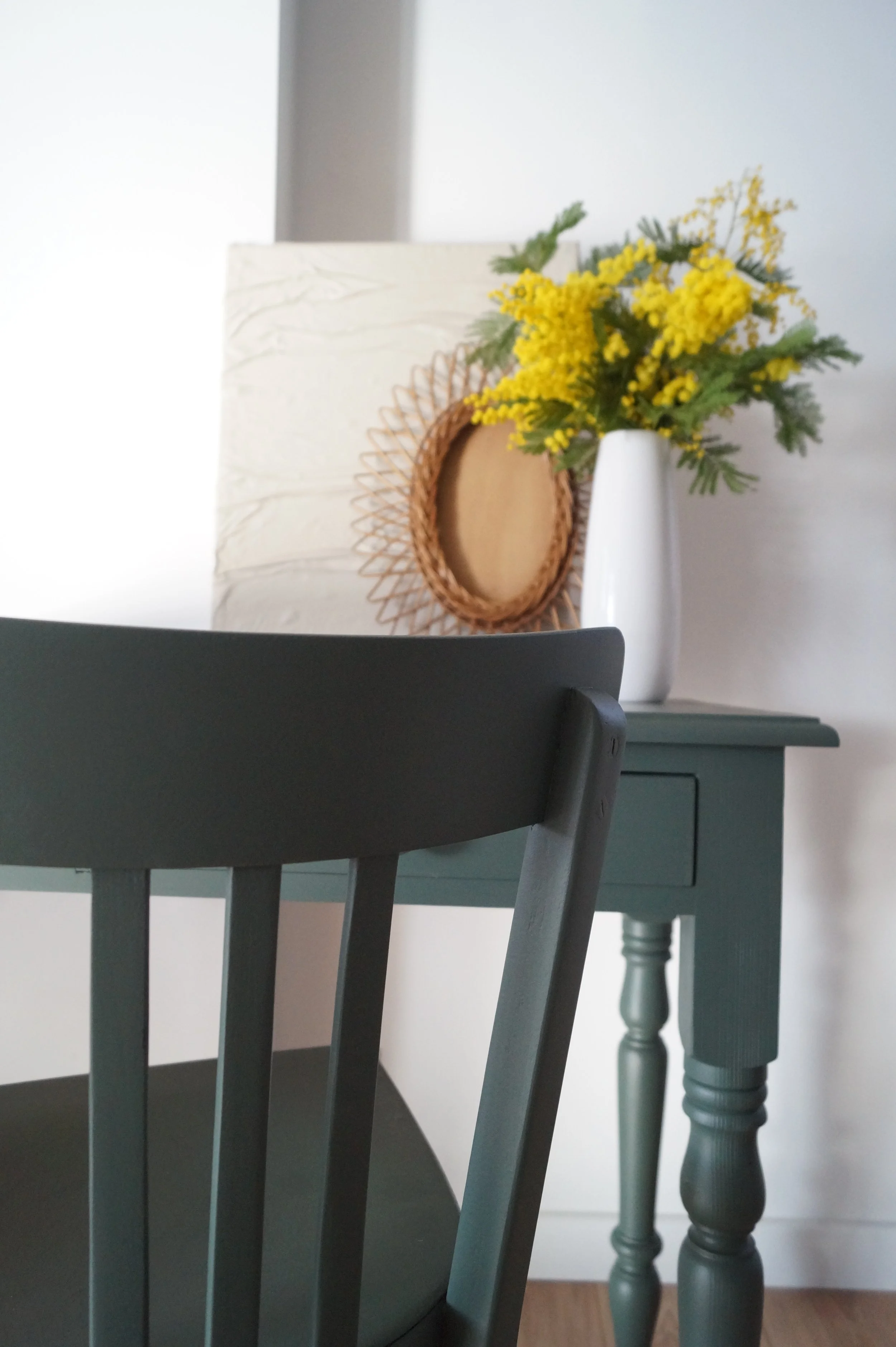 un bureau et une chaise rénovée dans un vert profond sur mesure pour une cliente possédant déja ces élements