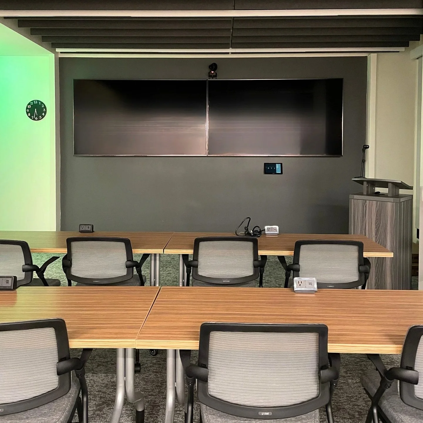 Big plans for 2026? LINTRIX designs and installs spaces that are built for productivity. 

Check out one of the rooms from our most recent project - this classroom features @crestron control and video systems and an @averinformation camera. 

Our tea