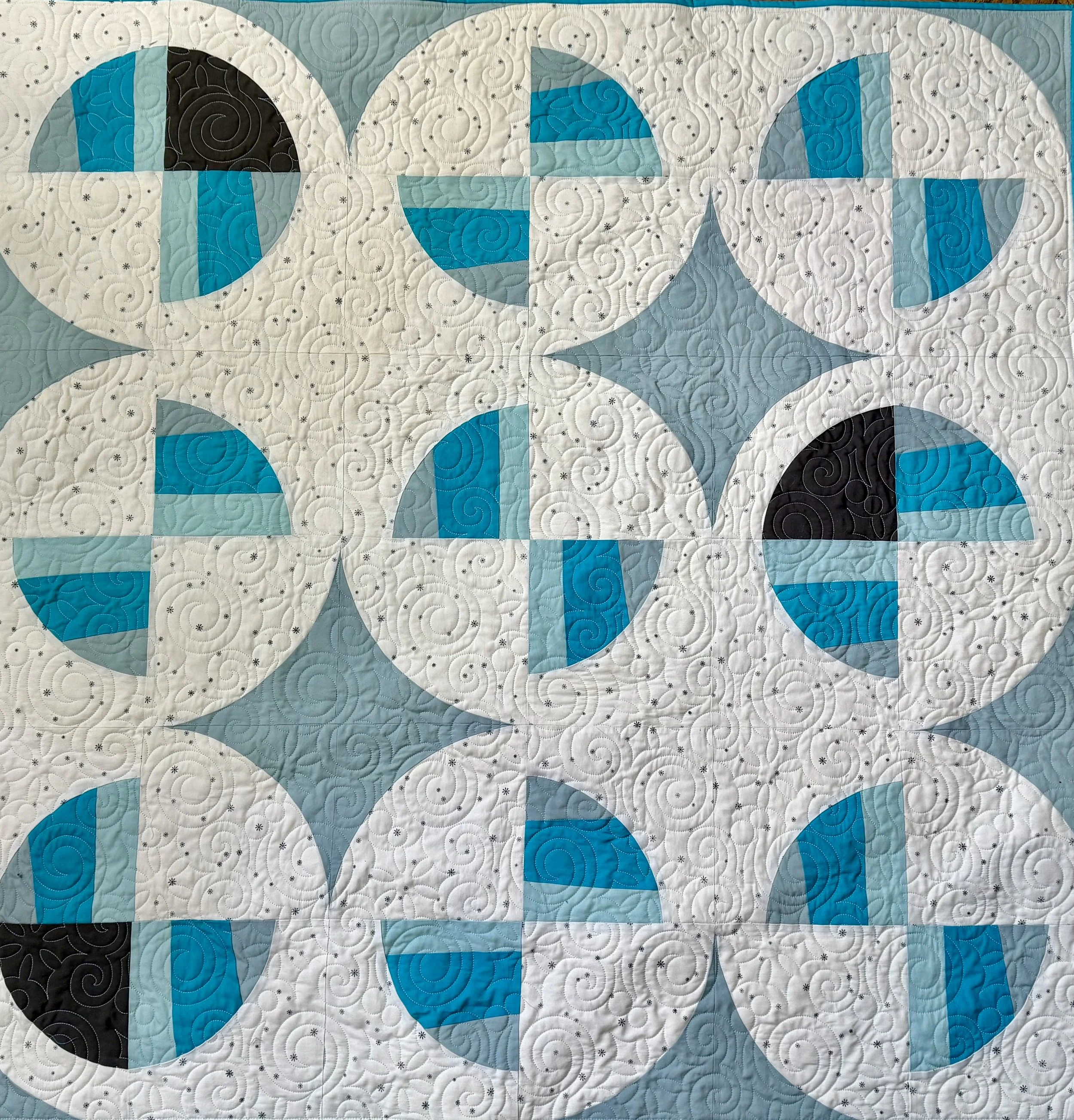 Pantograph: Swirly Snowflakes (Melissa Kelley); Pattern: Modern Fans (Suzy Quilts)