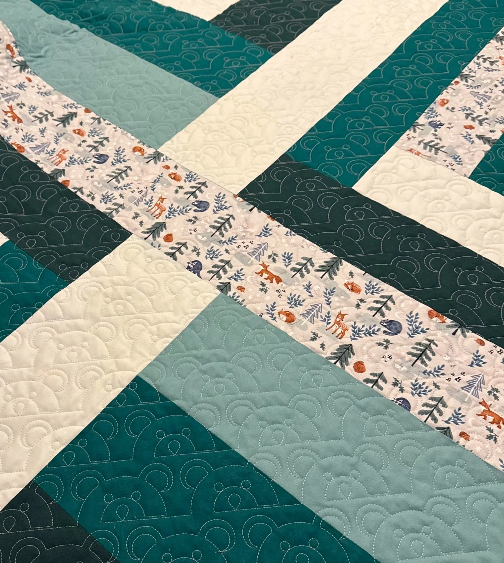 Pantograph: Peekaboo Teddy Boy (Melissa Kelley/Urban Elementz); Pattern: Maypole (Suzy Quilts)