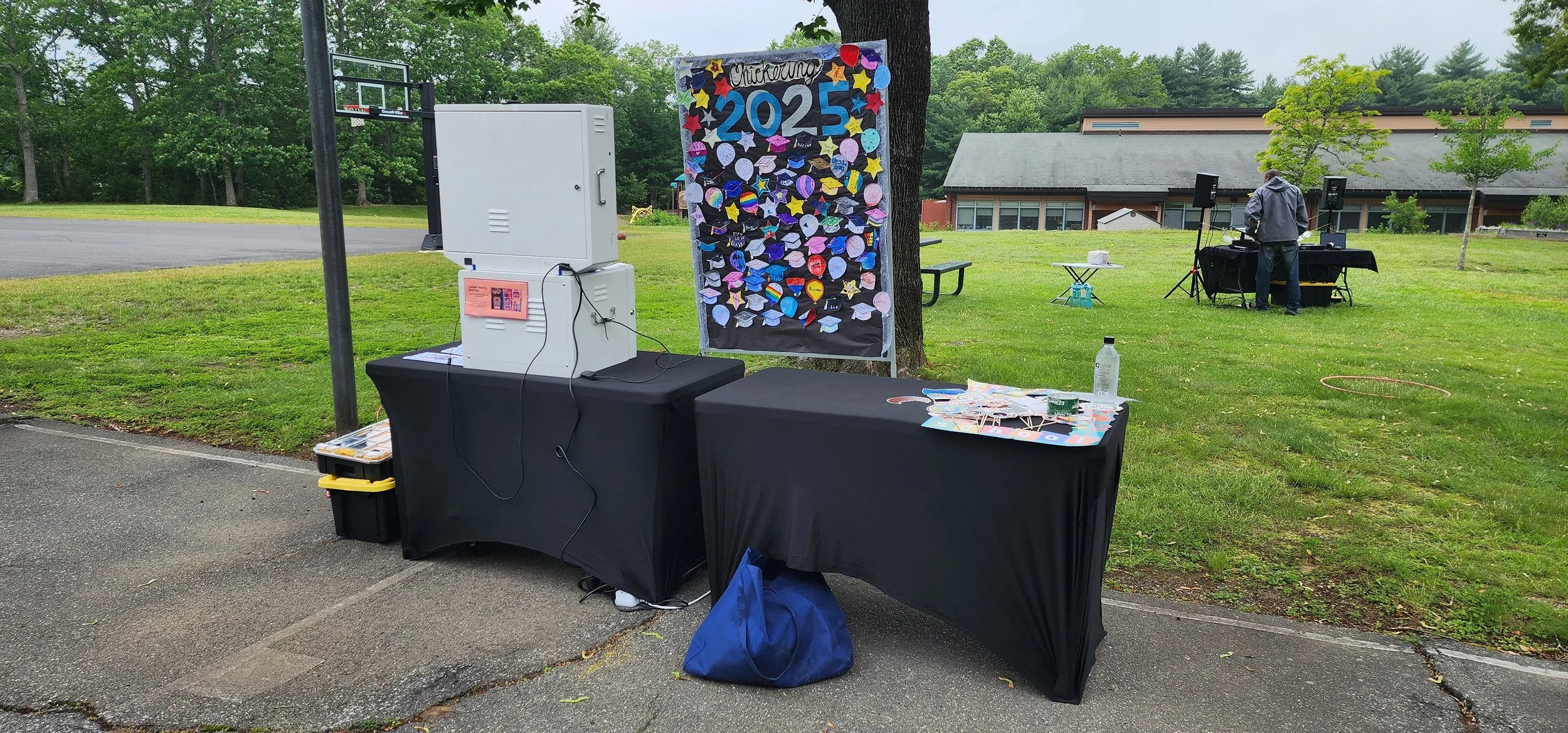 🎓📸 "Grad & Go Wild!" – Outdoor Graduation Party
