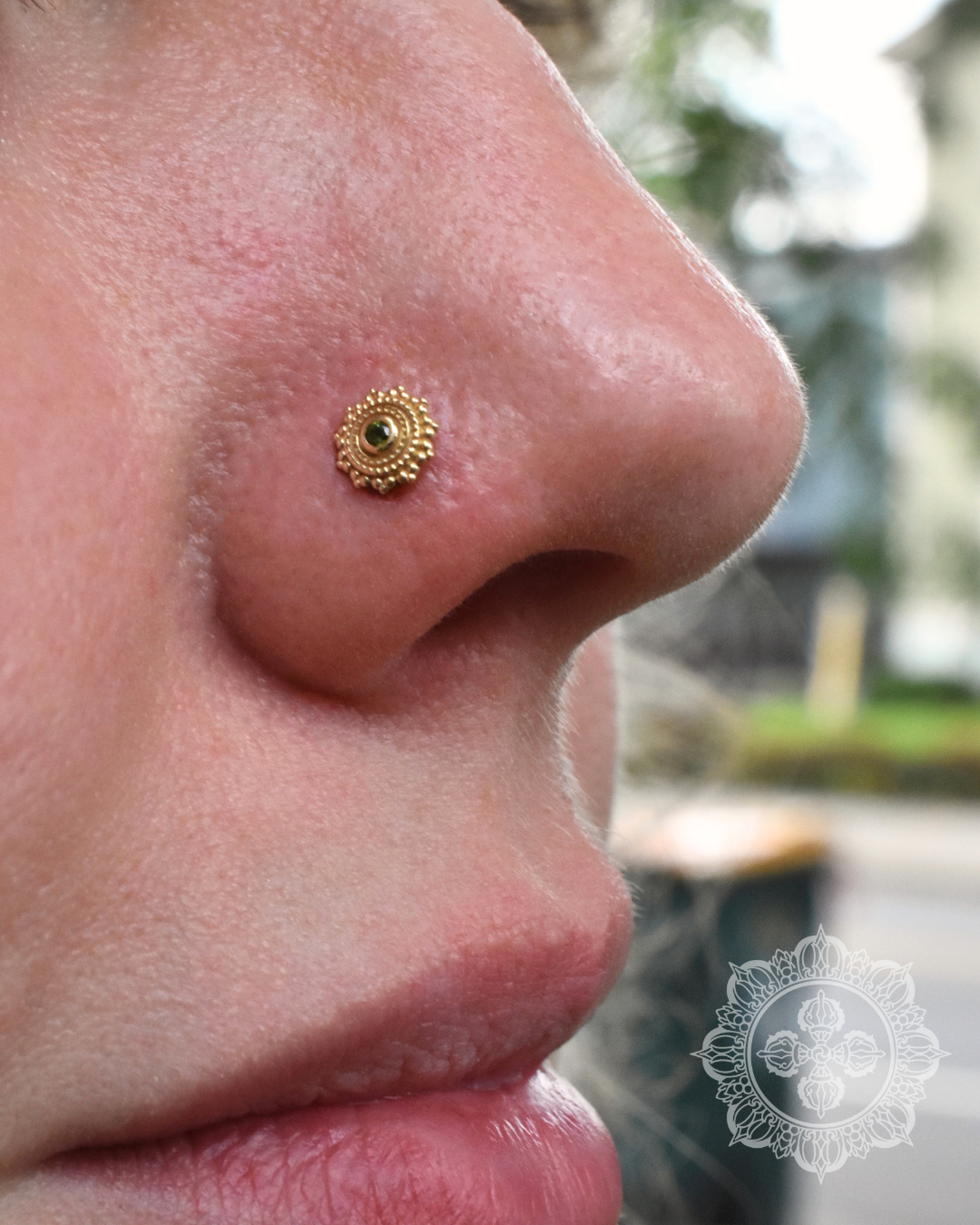 LV amyjenn nostril yg afghan green tourmaline champagne.png
