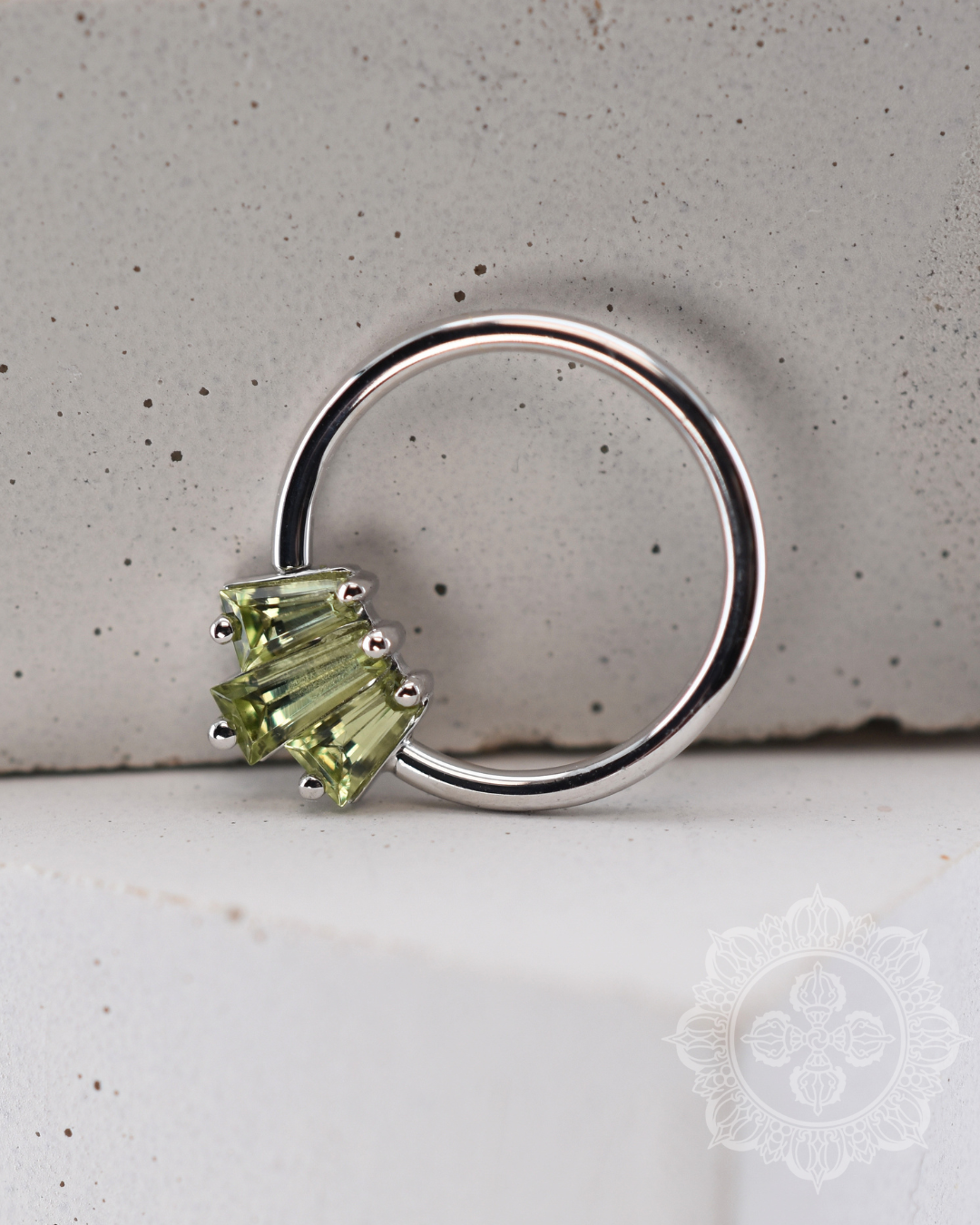 BVLA WG Oceane Ring Peridot white gold (1).png