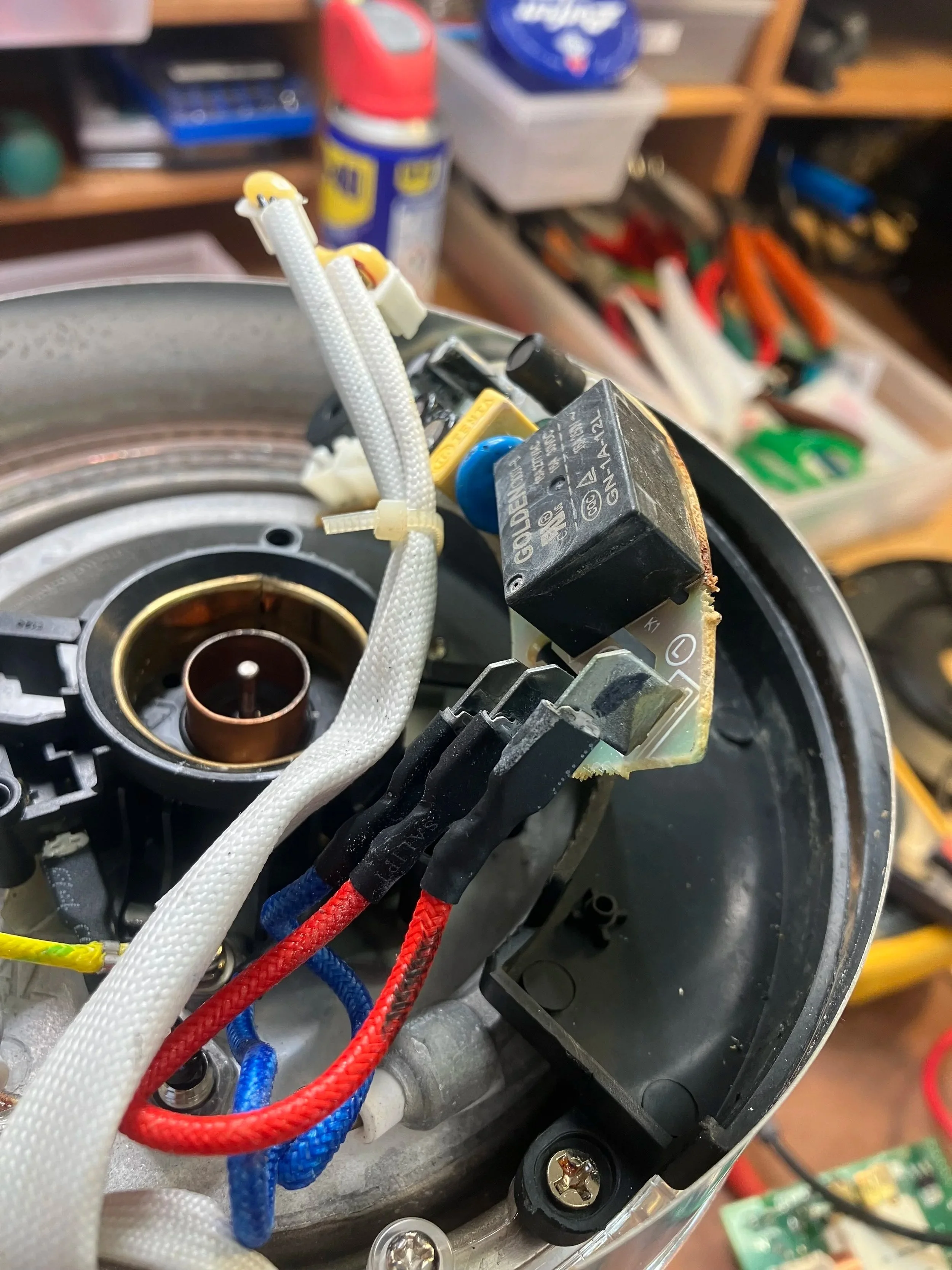 Steuerungselektronik eines Wasserkochers. Zu sehen sind die Kabelanschlüsse, ein Relais sowie andere elektronische Bauteile.