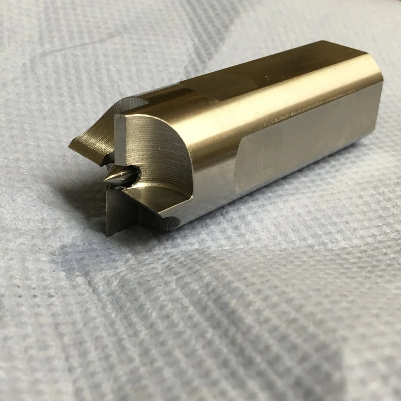 Speziell angefertigter Mitnehmer mit gefederter Zentrierspitze für eine Drechselbank.