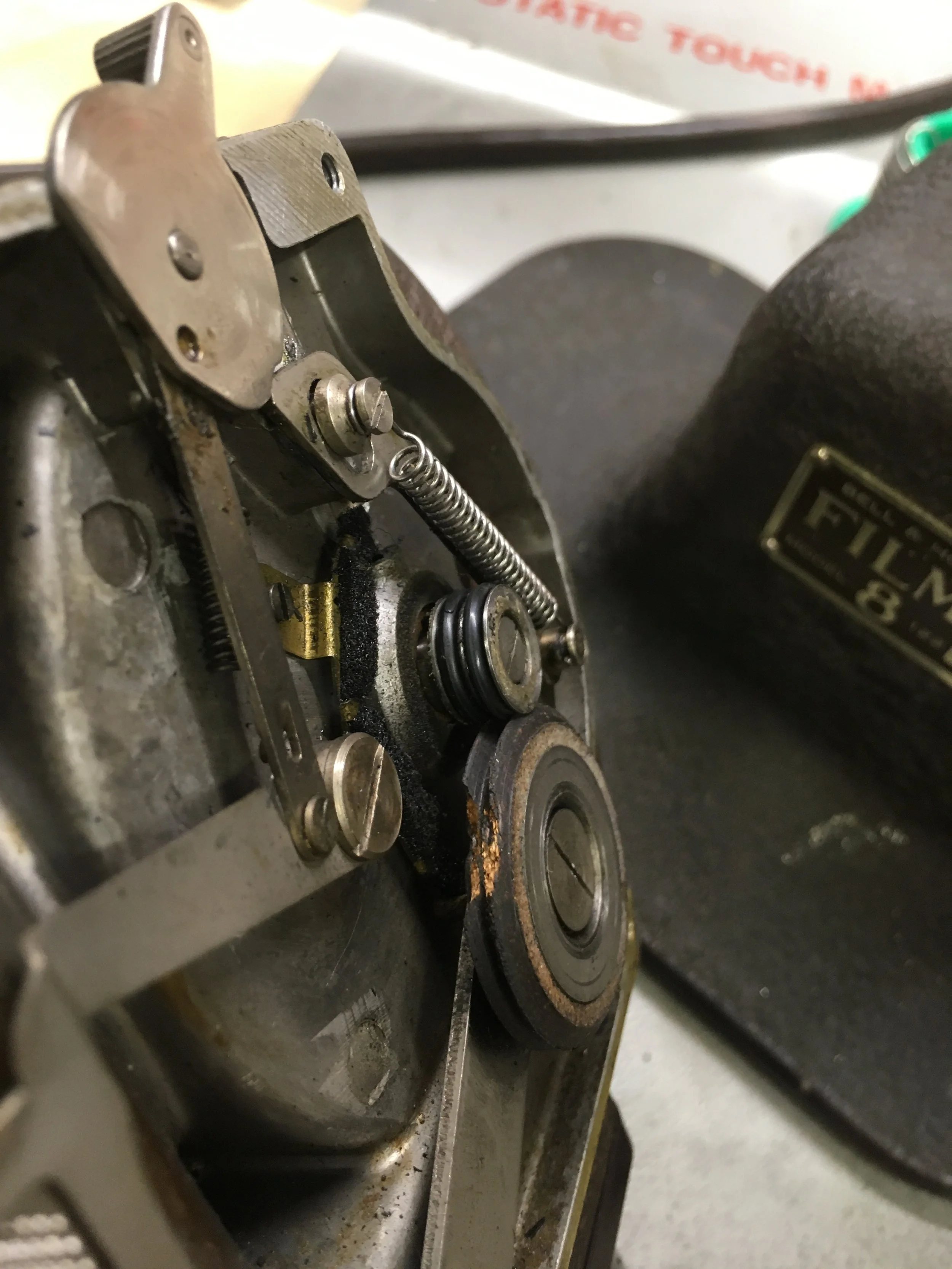 Antriebsmechanismus mit defektem Kupplungsrad eines antiken 8mm Filprojektors.