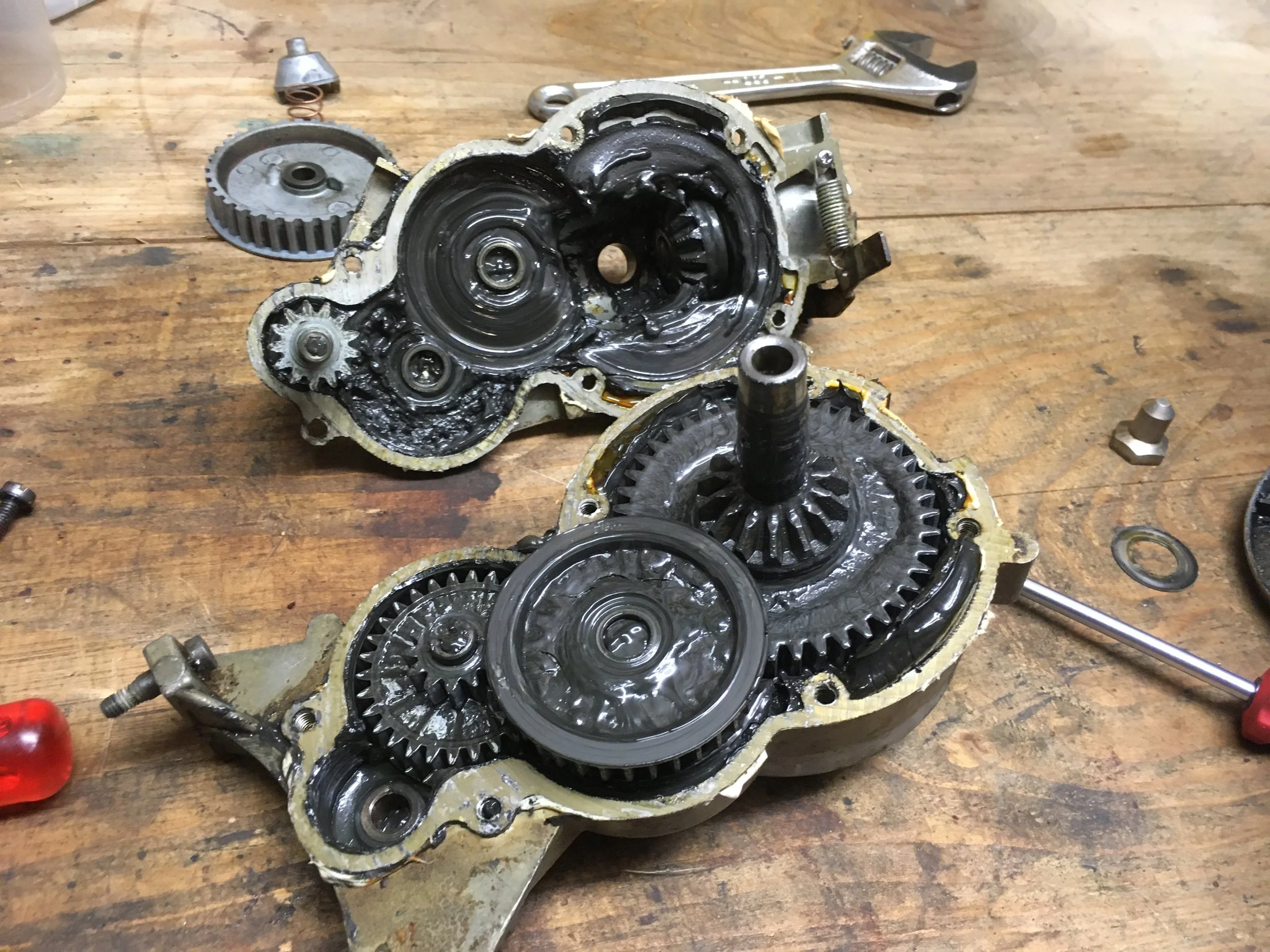 Geöffnetes Getriebe einer Kenwood Küchenmaschine das anschliessend komplett revidiert wurde.