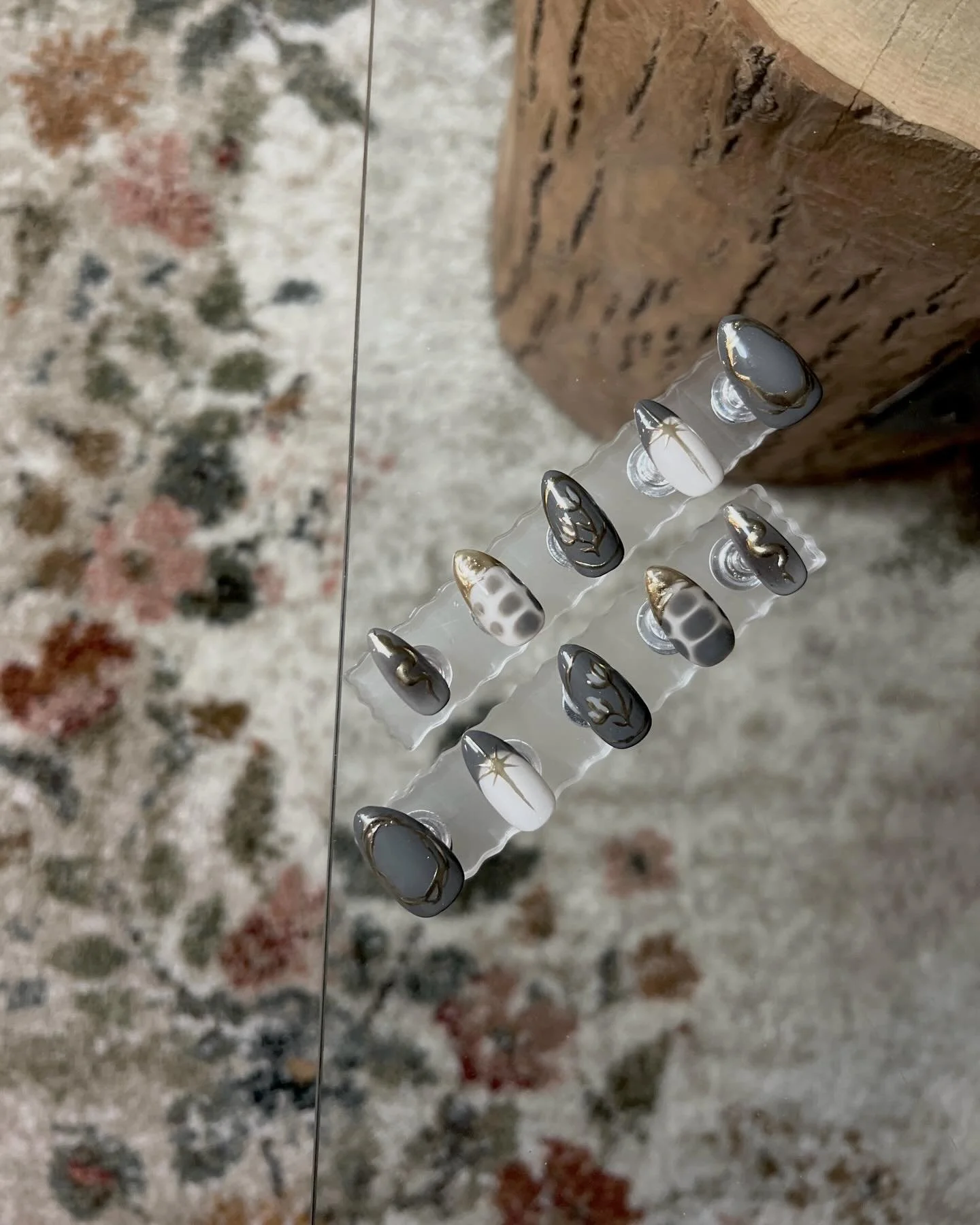 Brown and nude colors with champagne gold 🤍

Create your own reusable, custom nail set with the link in my bio ✨