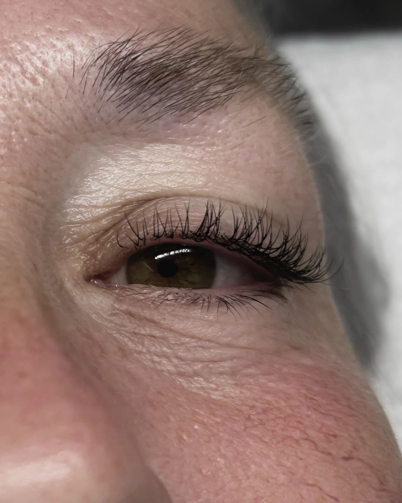 Clean and timeless 🪞

Natural, mascara-like results 🤍

#lashartist #eyelashextension #albanyesthetician #naurallashextension #classiclashes