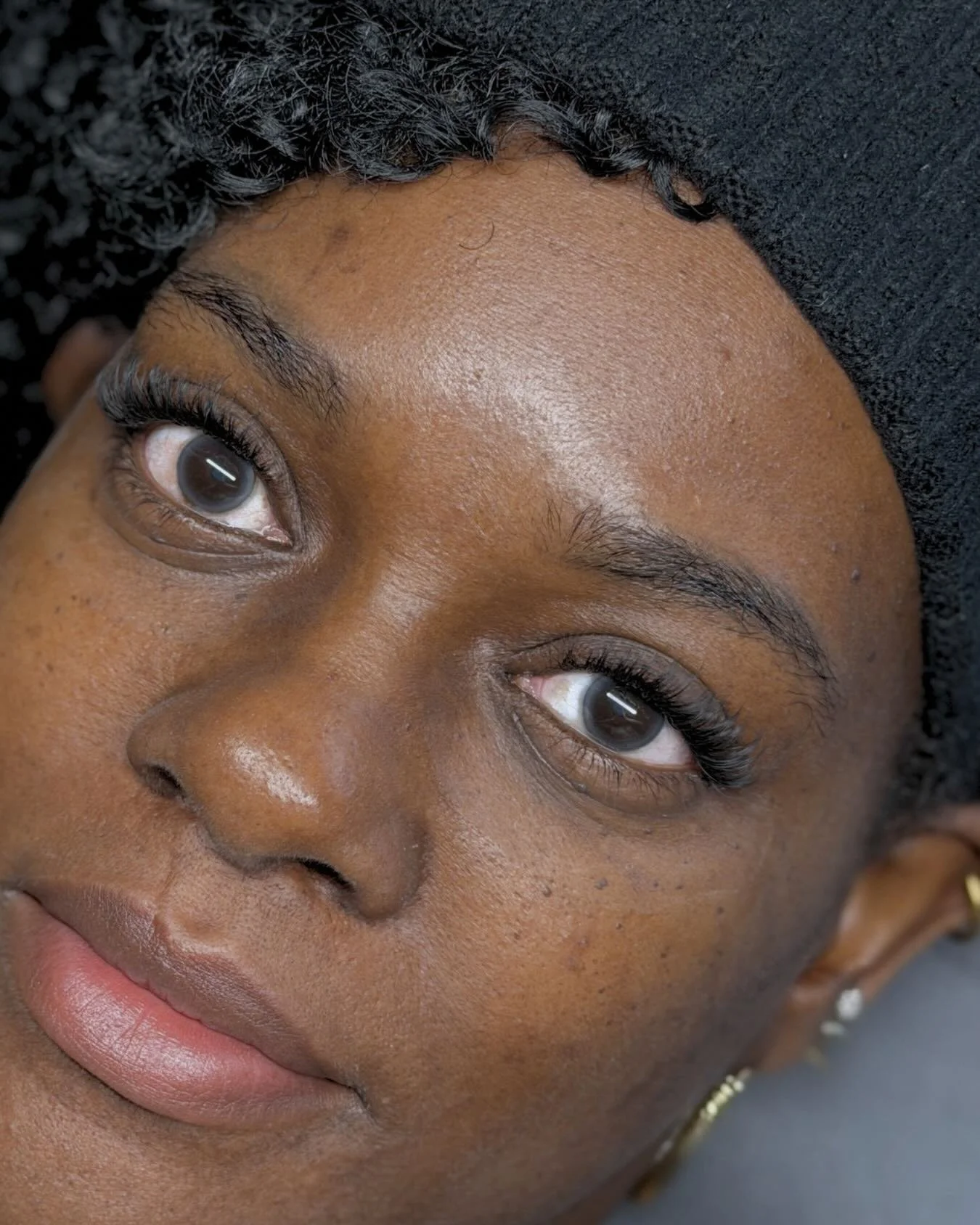 this hybrid set is all about balance - soft volume, gentle definition, and enhancing her natural beauty🤍 

created using all @lostartistrylash products 🪞✨

#eyelashextensions #sknbysyd #esthetician #hybridextensions