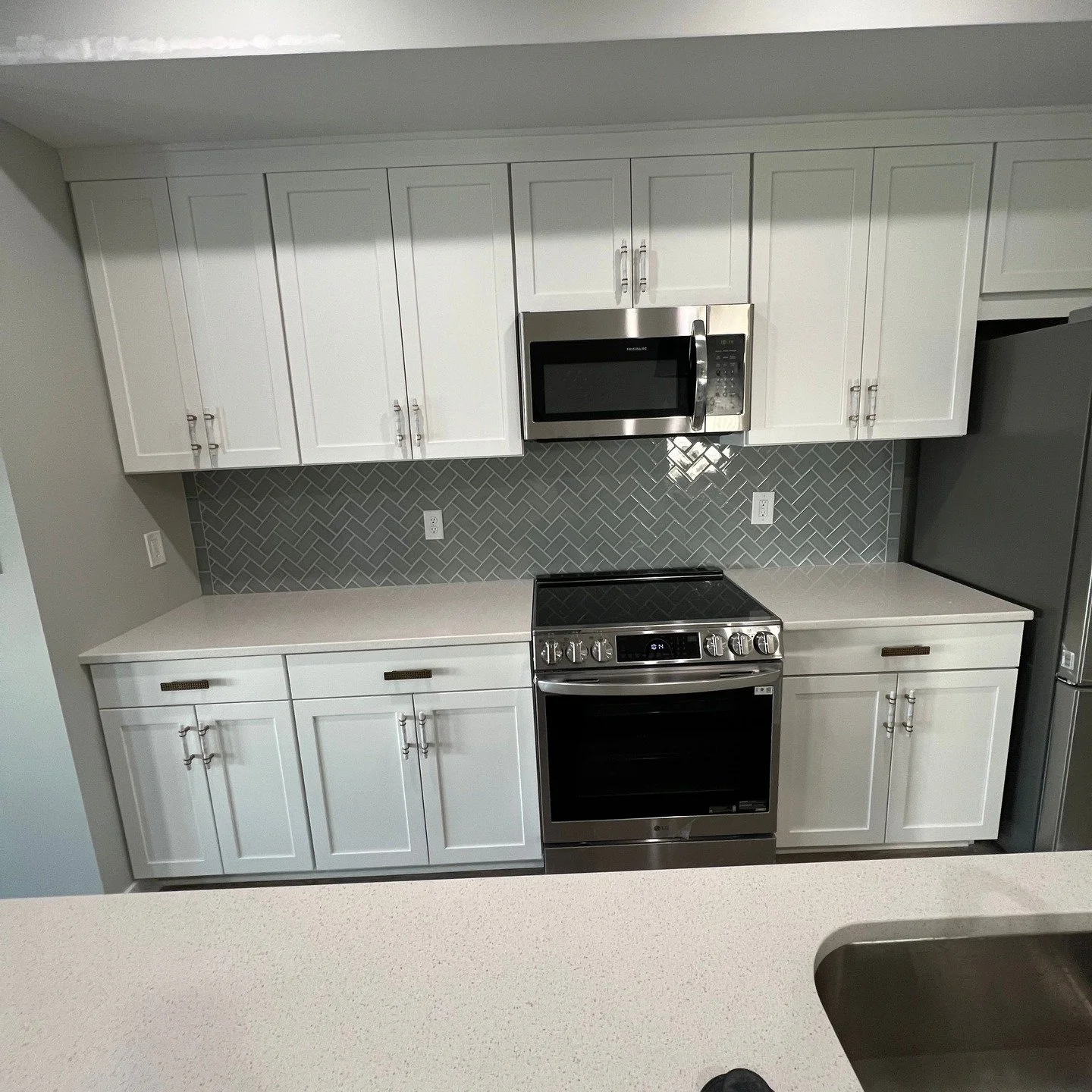 Bright kitchen space in Colonial Beach! What's something you'd like to see in your kitchen?🤔

#KitchenRemodel #OakstoneCreations