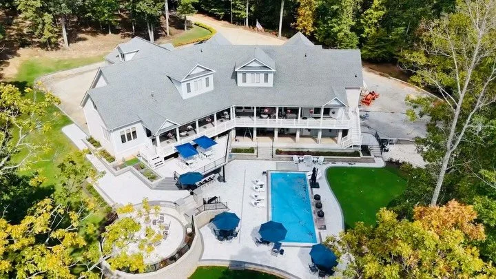 Ground-up construction, thoughtfully finished with custom outdoor living and landscaping. 🏡🔨⛲️
#virginiahomes #customhome #groundupconstruction #outdoorliving #OakstoneCreations