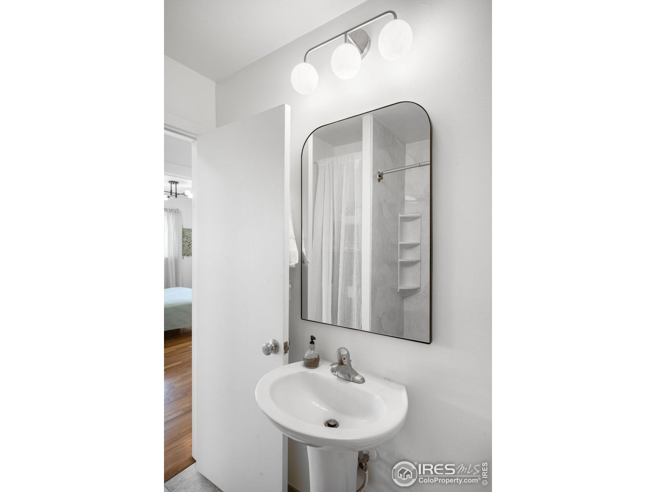 345ColgateBathroom1.jpg