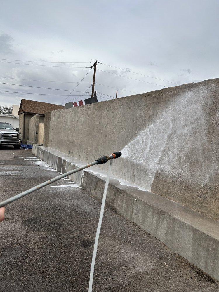 Stucco soft washing