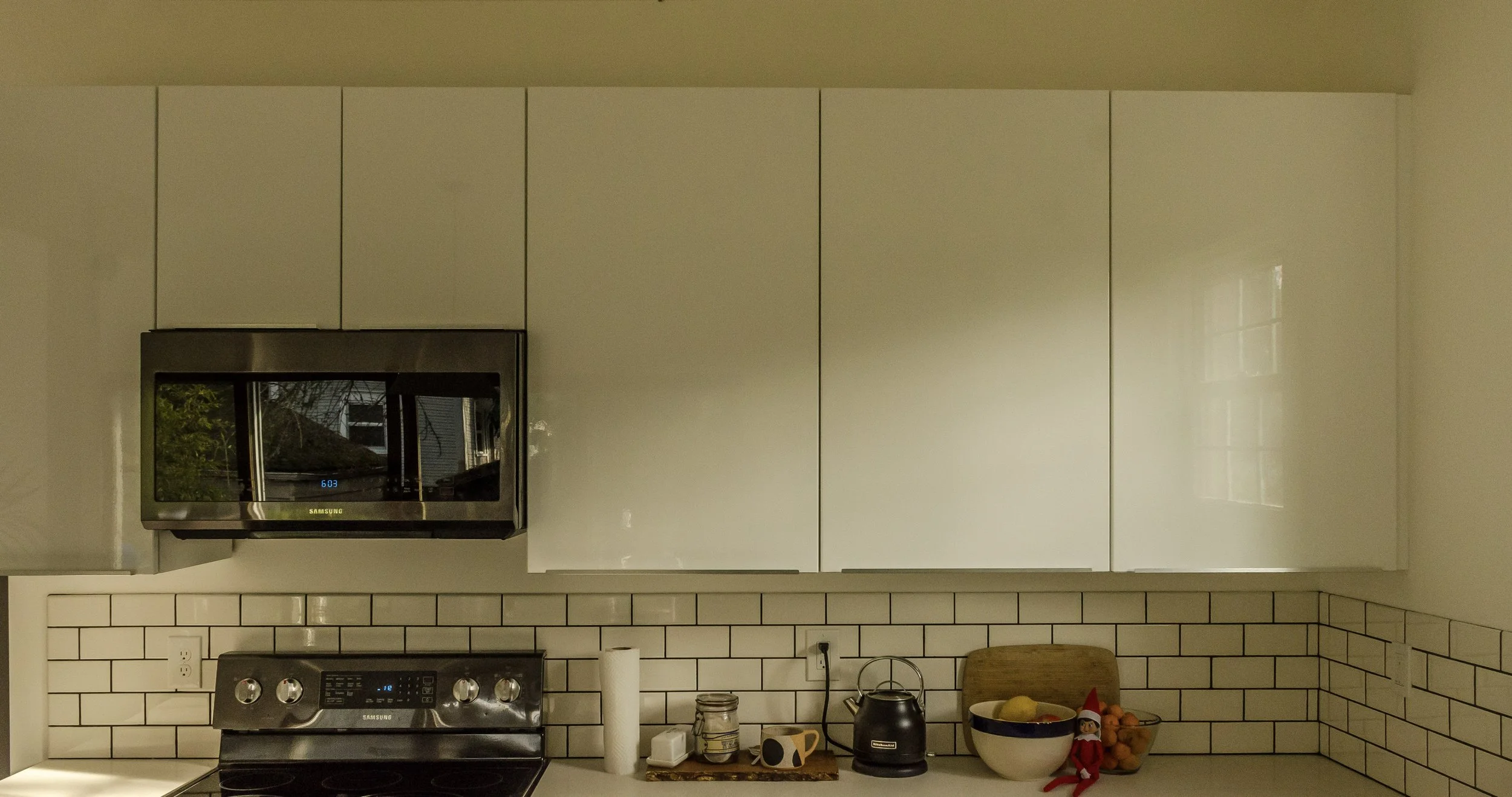 An image of kitchen cabinets and backsplash.