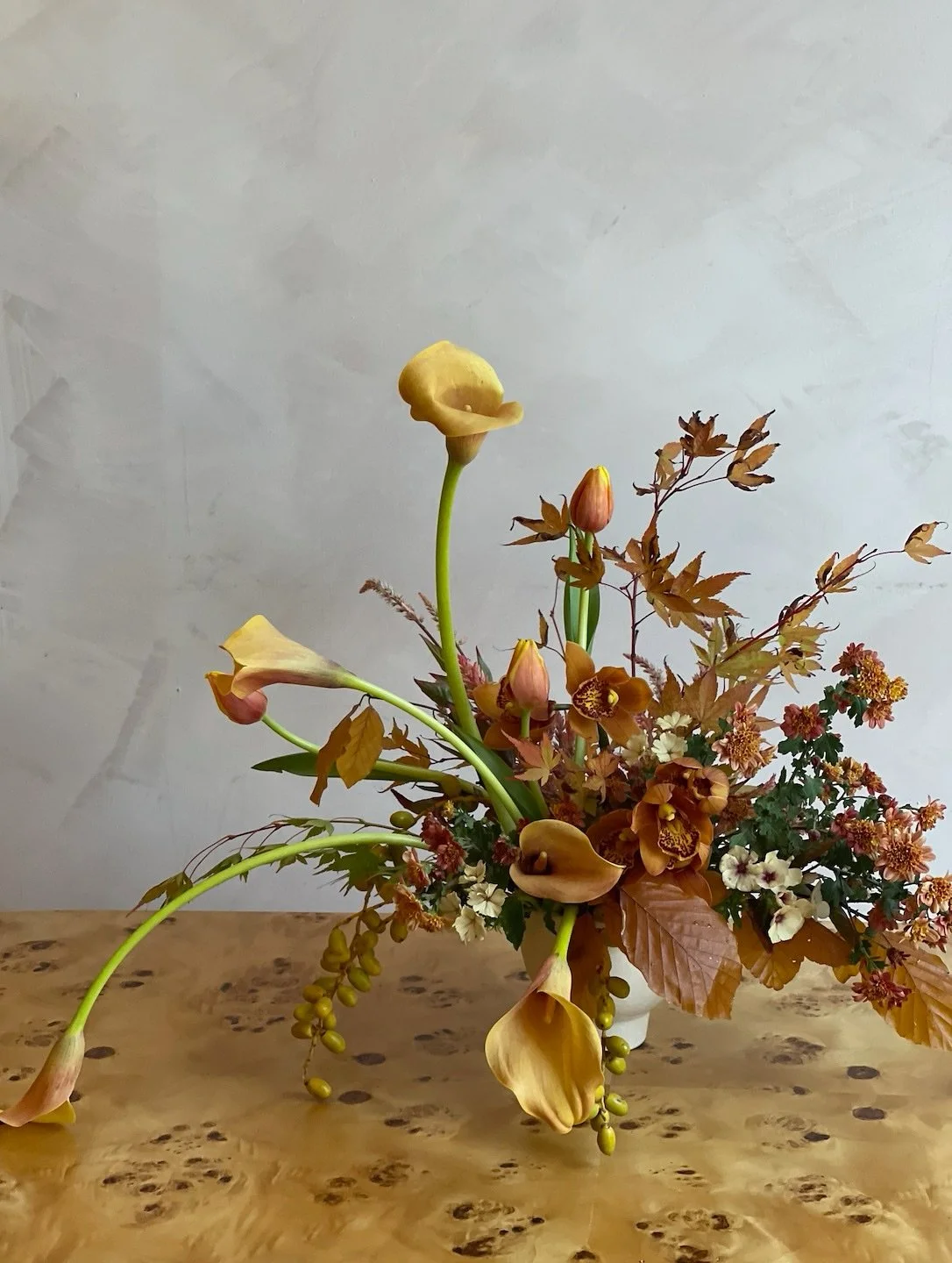 THANKSGIVING CENTERPIECE pre-order is here! 🍂 Adorn your table with a beautiful autumnal floral arrangement. Head to our website to place an order for local delivery or in-store pick-up. Link in profile 🤎