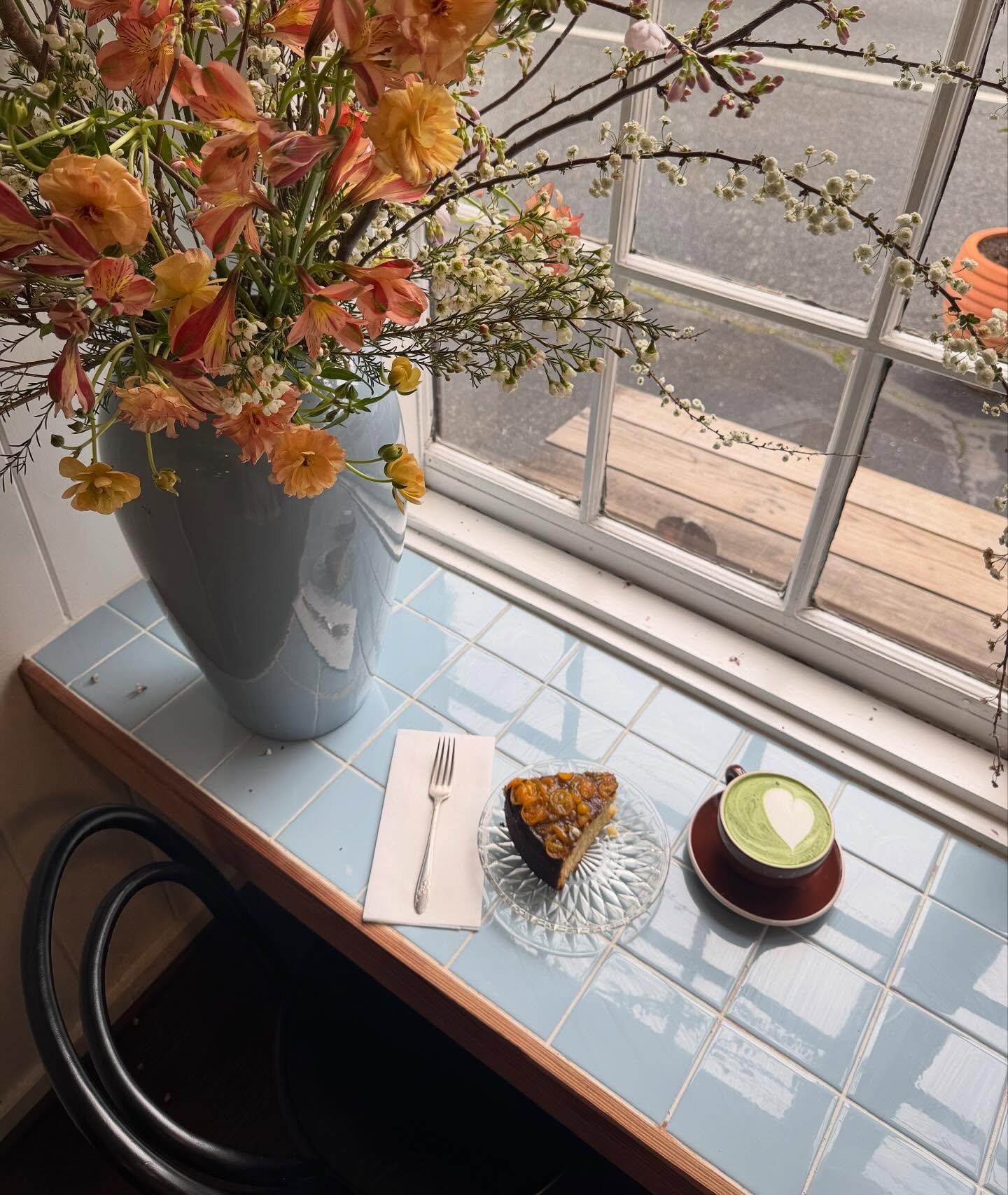 citrus olive oil cake + matcha in our favorite window nook. 
🍵 🍊 🌸