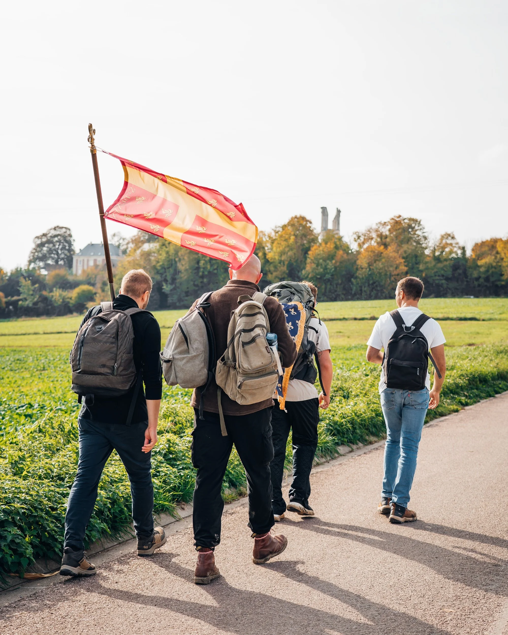 Les Héritiers d'Artois avec des drapeaux lors d'une randonnée