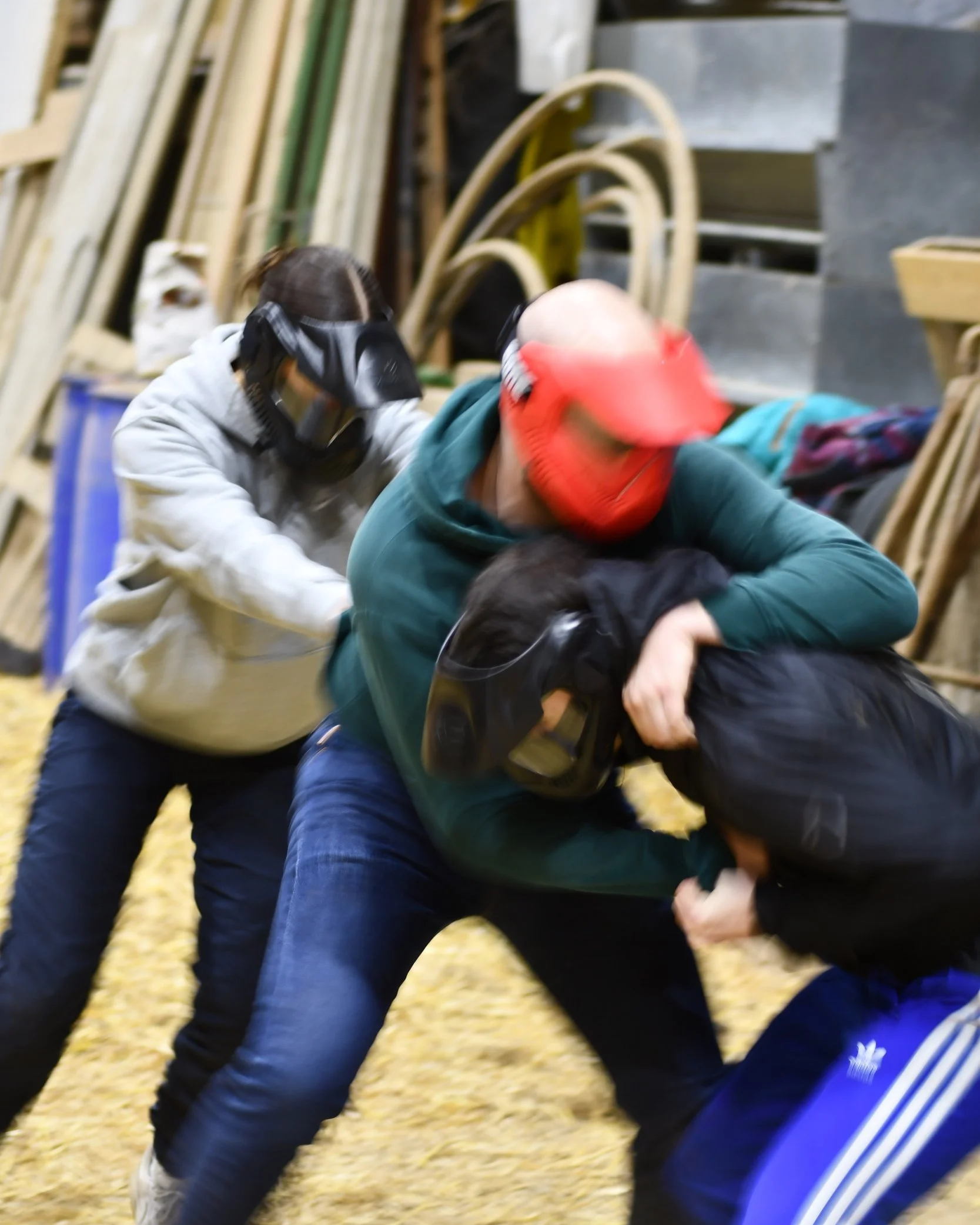 Les Héritiers de Strasbourg s'entraînant au combat avec des casques de protection