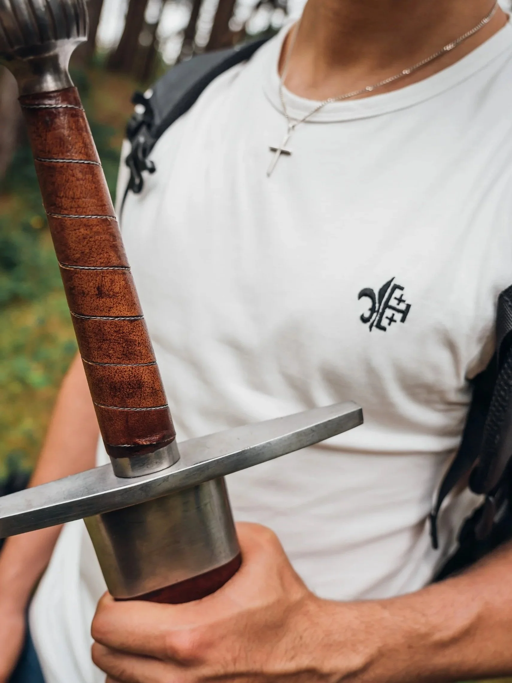 Héritier portant une épée et le t-shirt blanc Héritage français