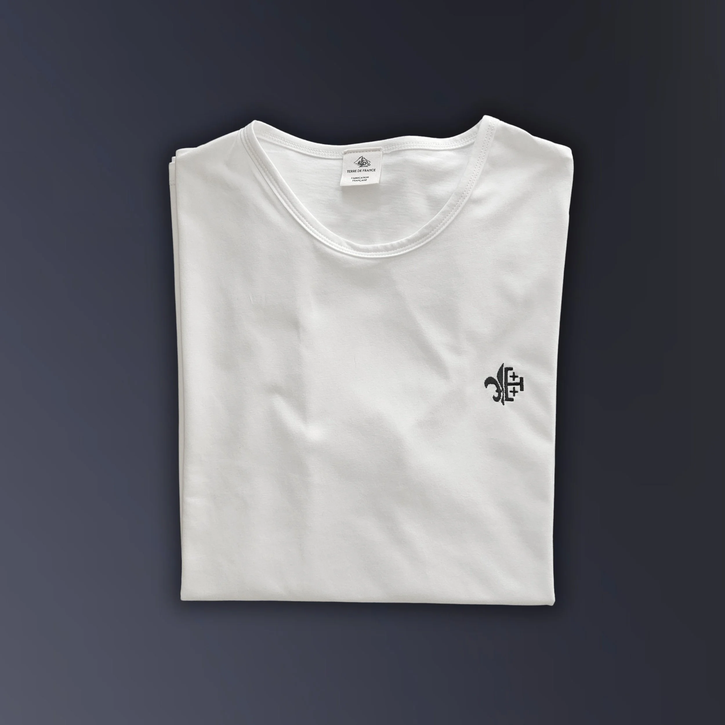 t-shirt blanc Héritage Français plié sur fond gris