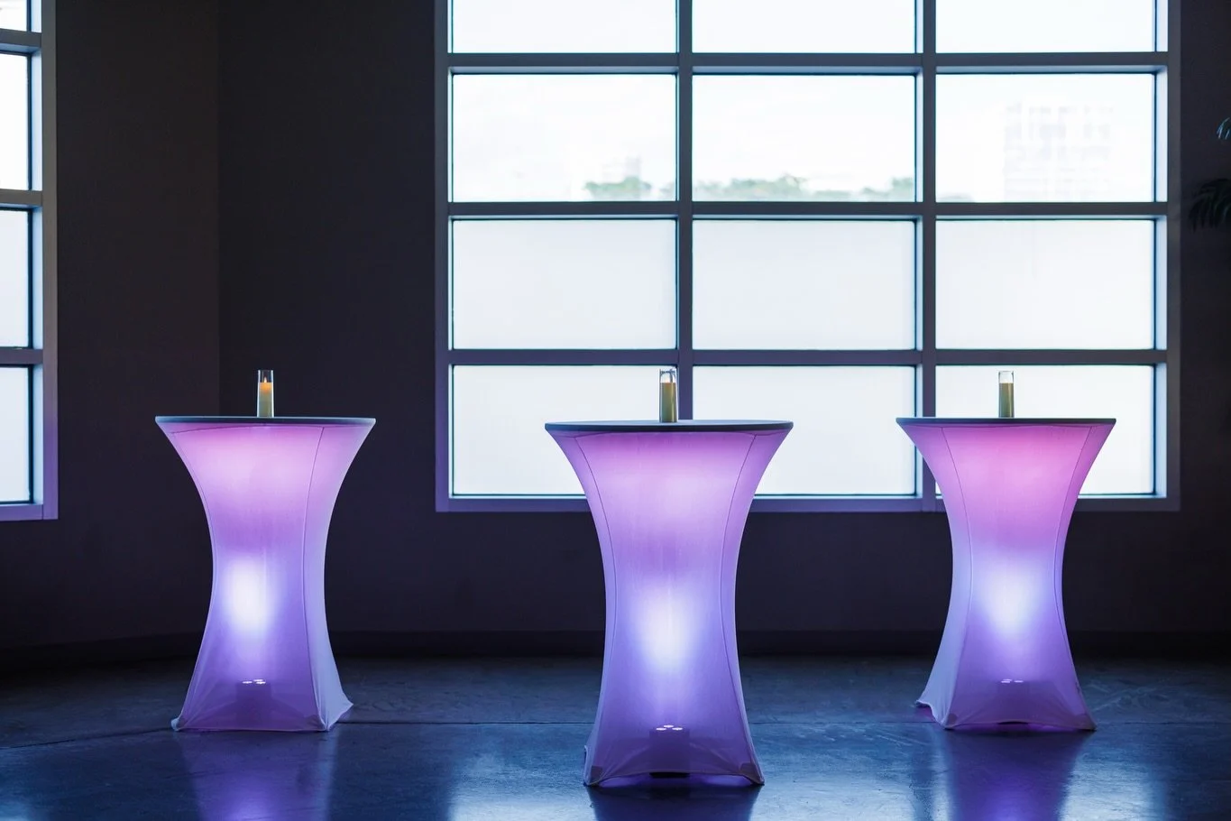 Before the music starts.
Before the first dance.
Before the room fills with laughter and love&hellip;
there&rsquo;s this moment ✨

Tables waiting.
Candles glowing softly.
Florals placed with intention.

This is where a wedding day begins to feel real