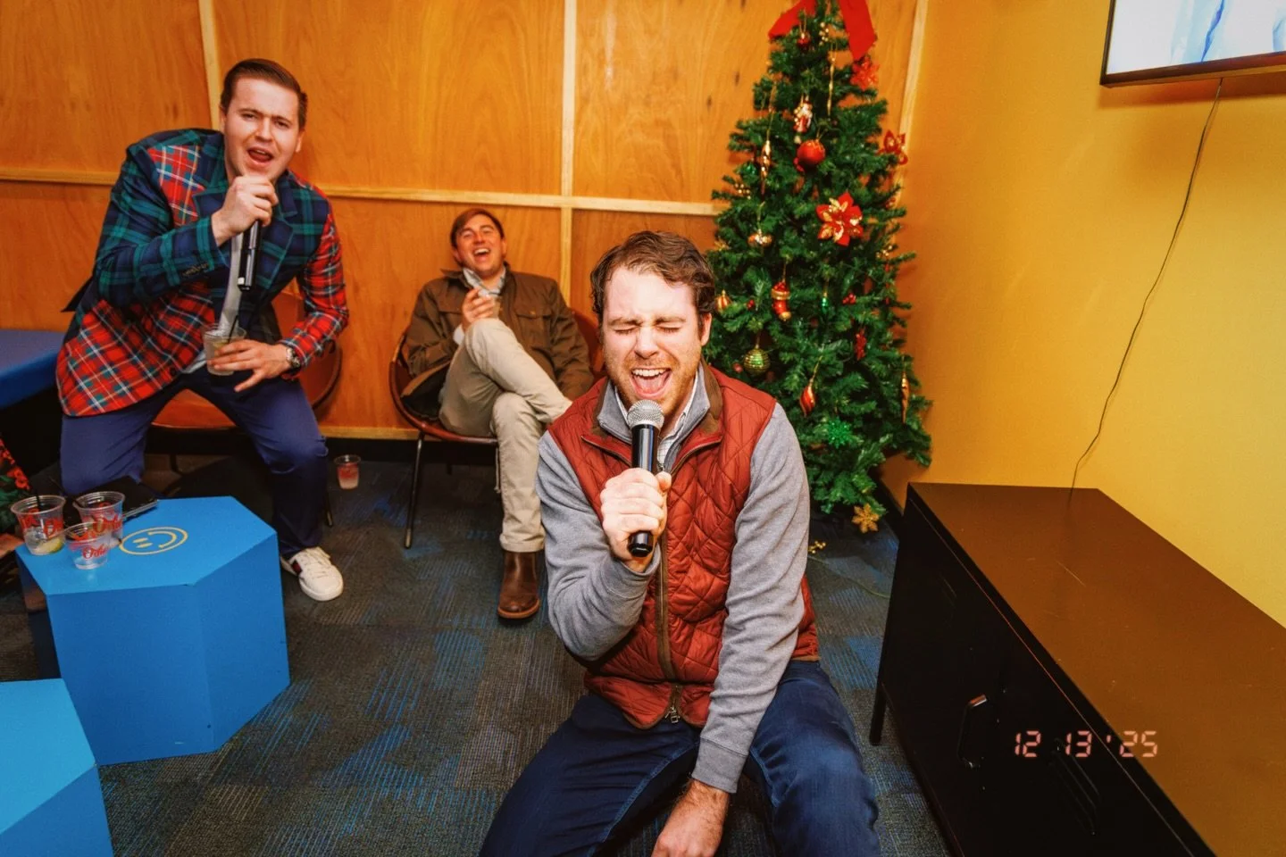 The best way to spread Christmas cheer is singing loud for all to hear! 🤩🎤🎄Go karaoke caroling at Happy and book a room with your best friends!