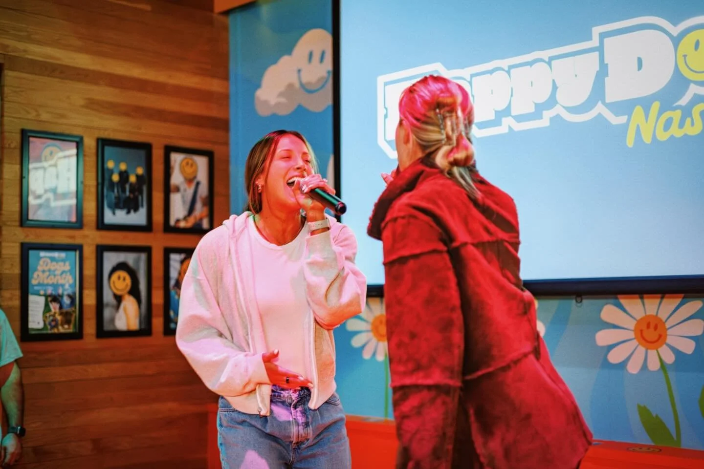 Karaoke Sundays are here! 🎤 End the week on a good note with @roxythekaraokequeen at 8pm!