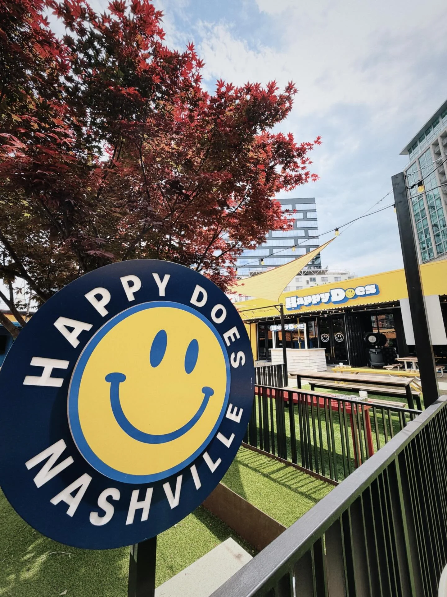 Join the tailgate! 🙂🍺 Pregame for the @olddominionmusic Anniversary show at Happy Does! Tailgate guests will have access into @odiesbar when they open at 6PM. Happy&rsquo;s doors open at 11AM&mdash;see you soon!