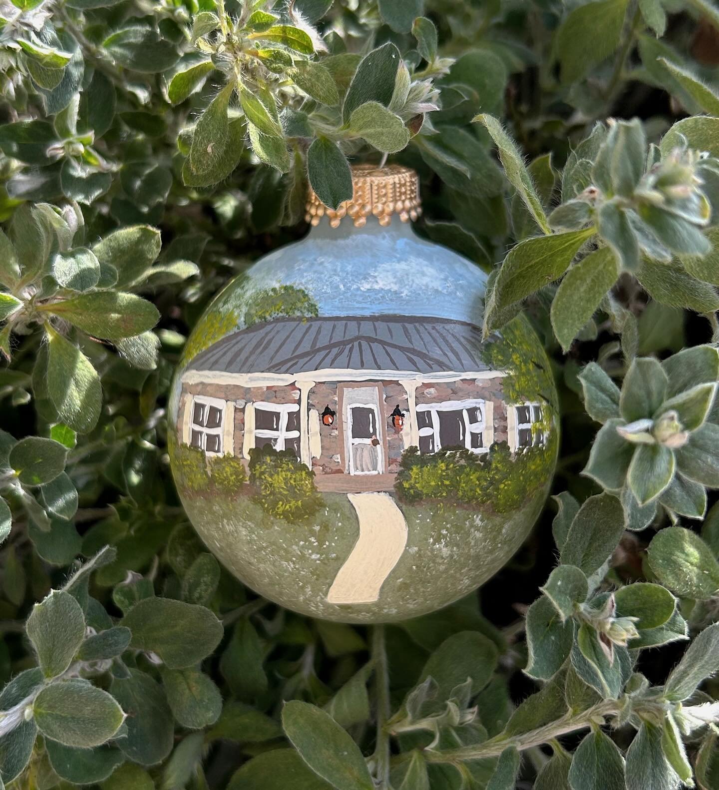 Another day another ornament 🏡🤍✨
#artistsupportartists #ornamentpainting #smallbuisness #imakethings