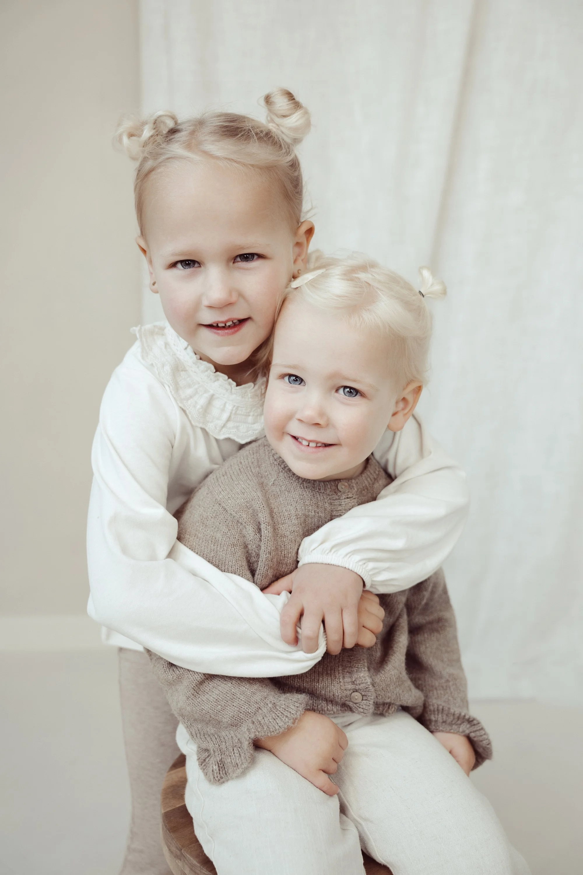 kindershoot 2 kinderen zusjes in daglichtstudio den bosch 