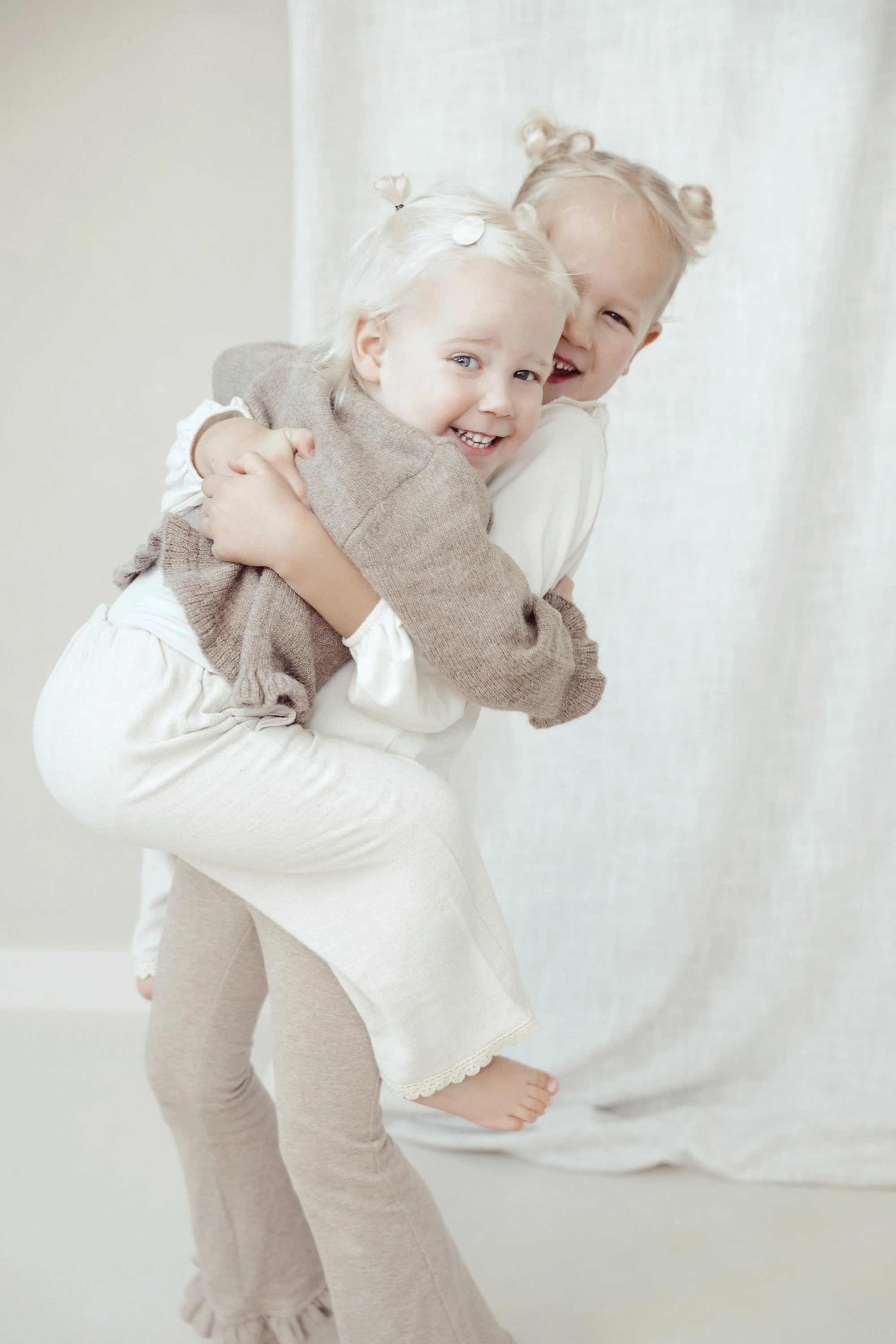kindershoot 2 kinderen zusjes in daglichtstudio den bosch 