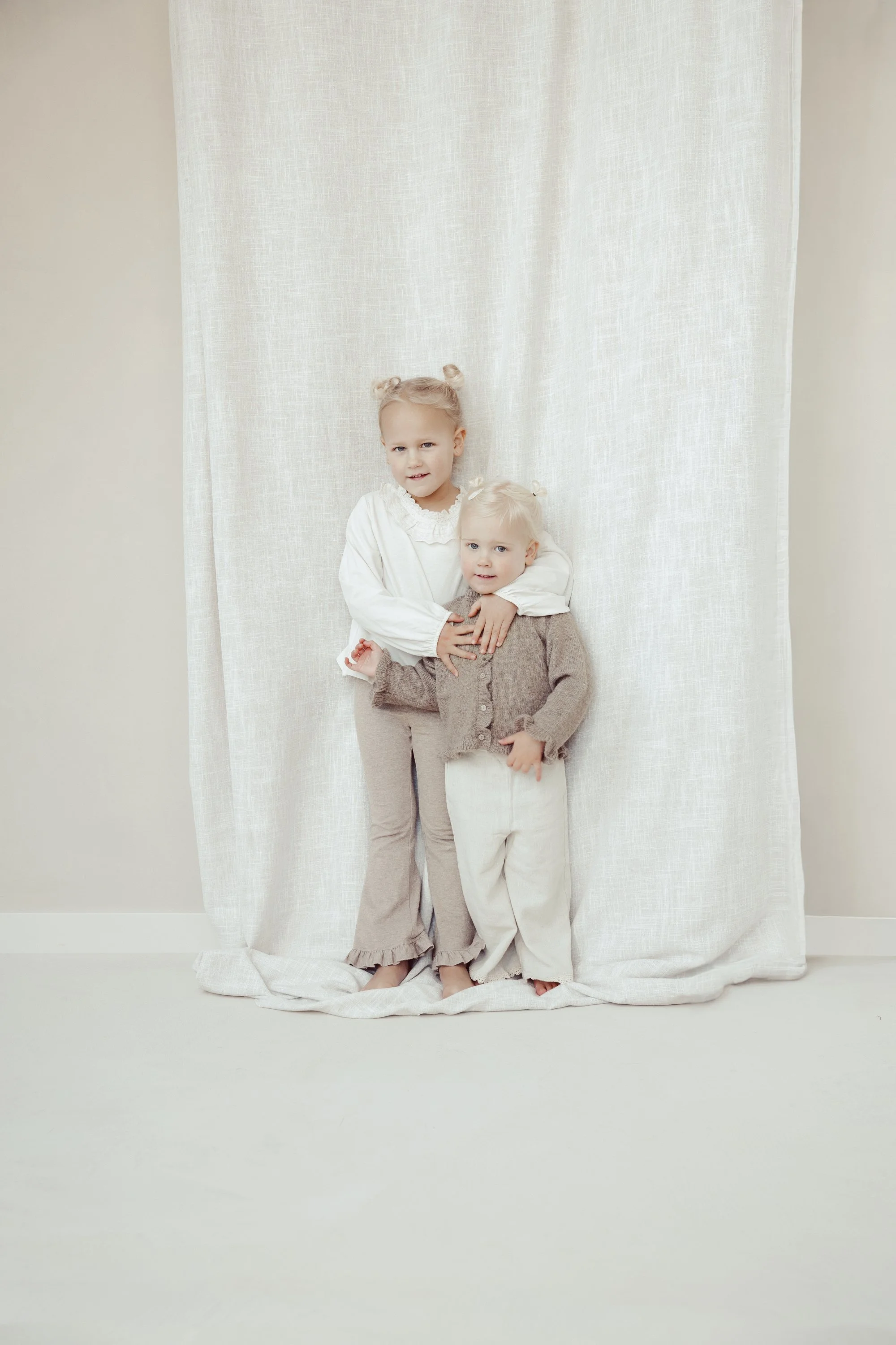 kindershoot 2 kinderen zusjes in daglichtstudio den bosch 