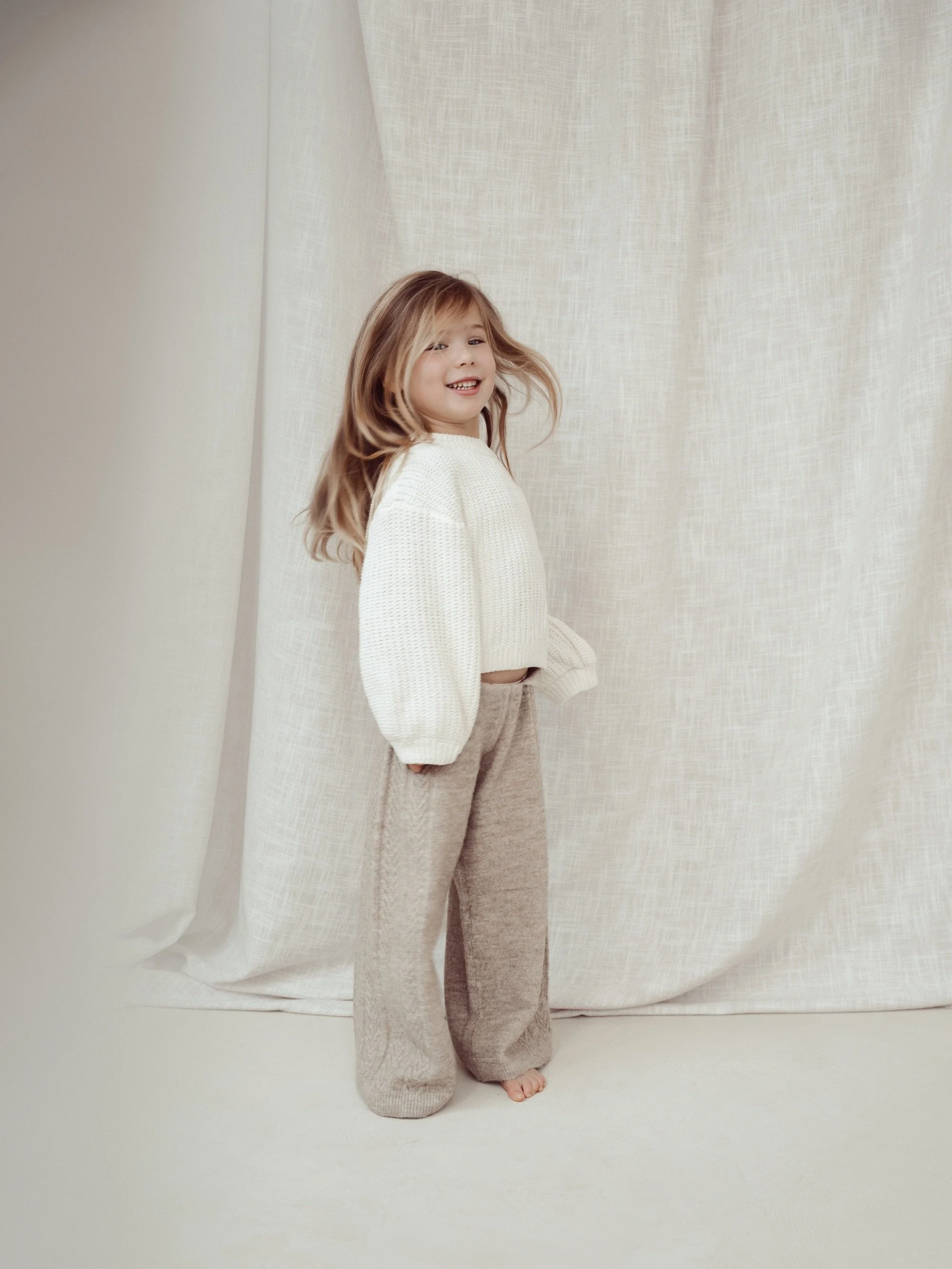 Childhood isn&rsquo;t still.

It&rsquo;s movement and curiosity.
It&rsquo;s the little expressions in between.

Elba 🤍

\\

#daglichtstudio #kindershoots #kinderfotografie #kinderportretten #kinderportret