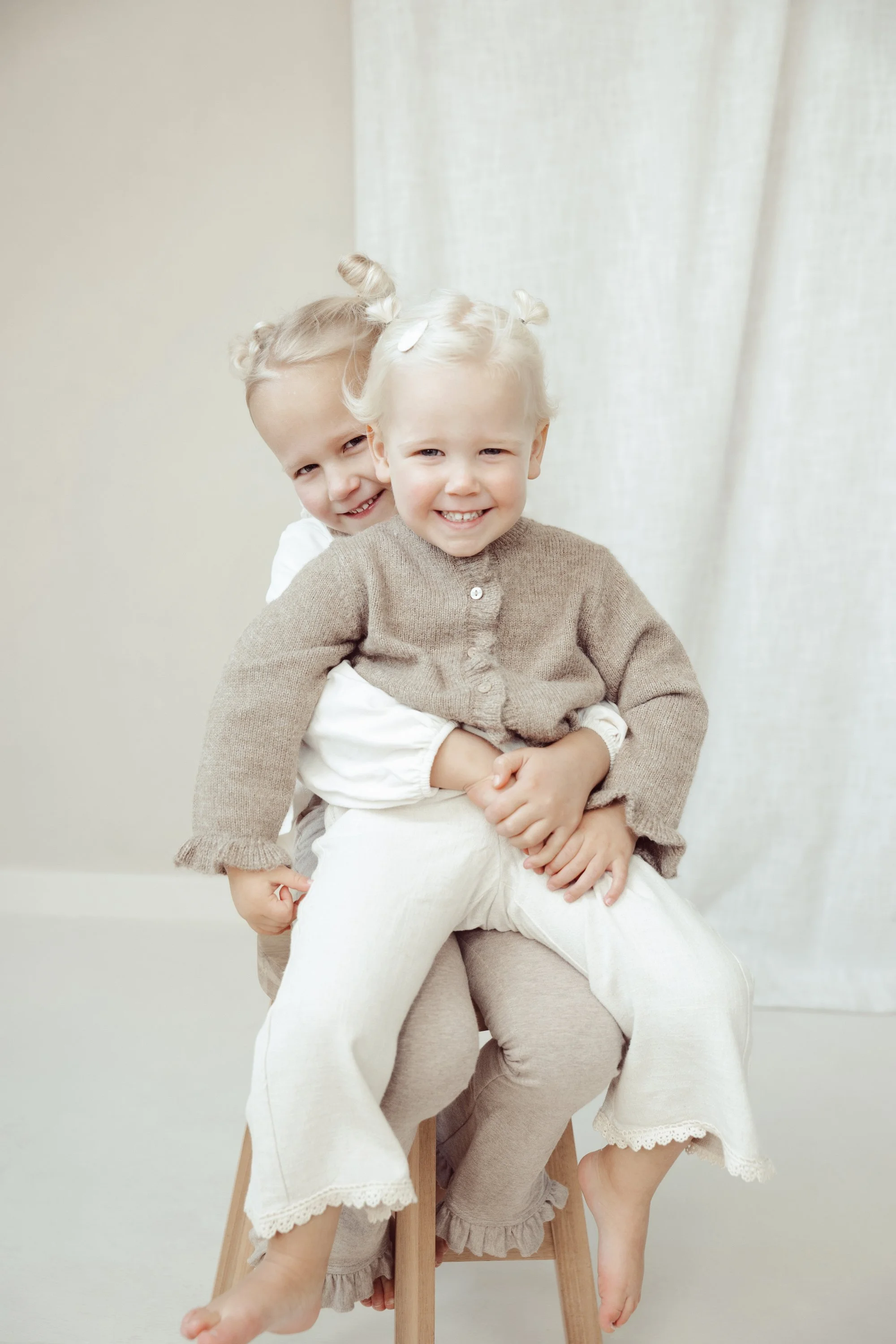 kindershoot 2 kinderen zusjes in daglichtstudio den bosch 