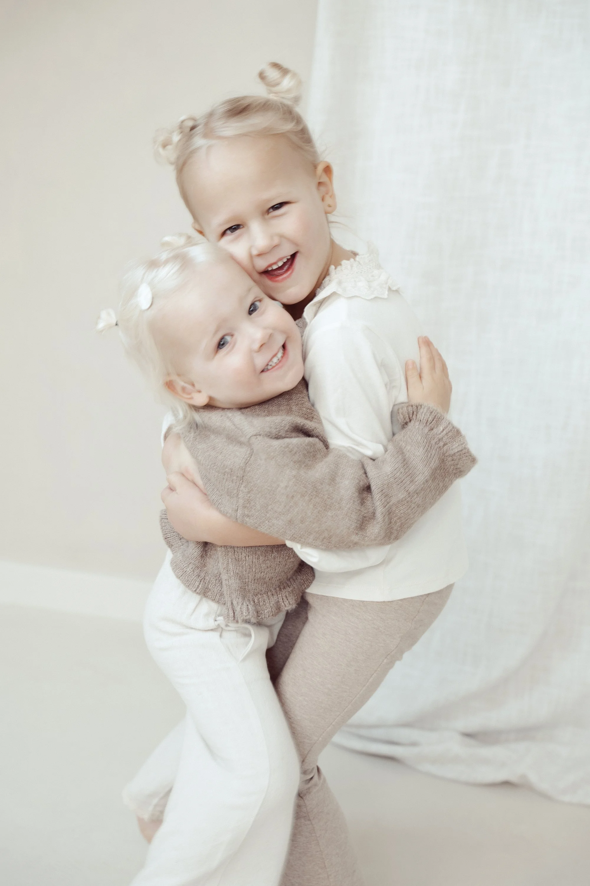 kindershoot 2 kinderen zusjes in daglichtstudio den bosch 