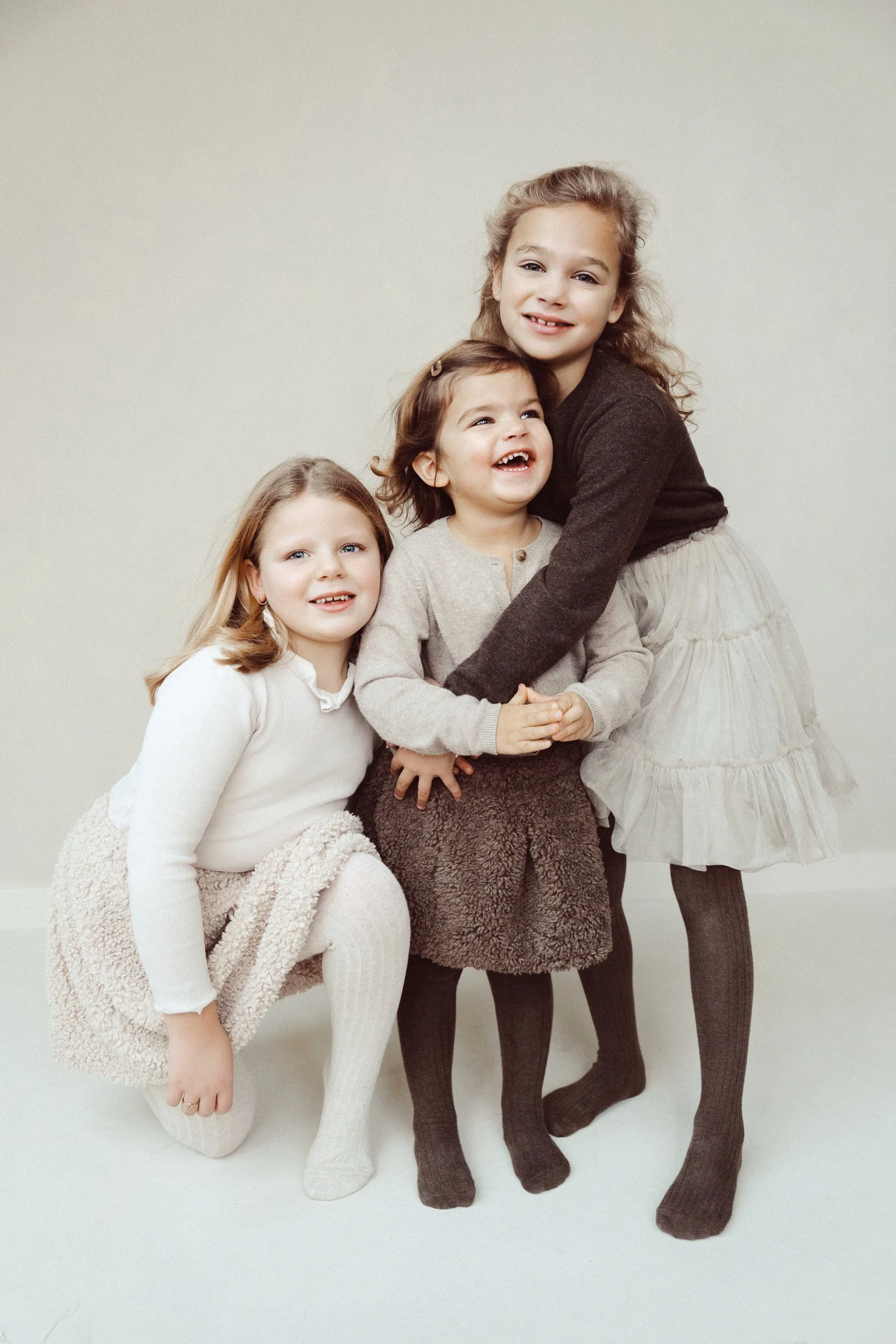 kindershoot  in daglichtstudio den bosch fine art portret 2 zussen