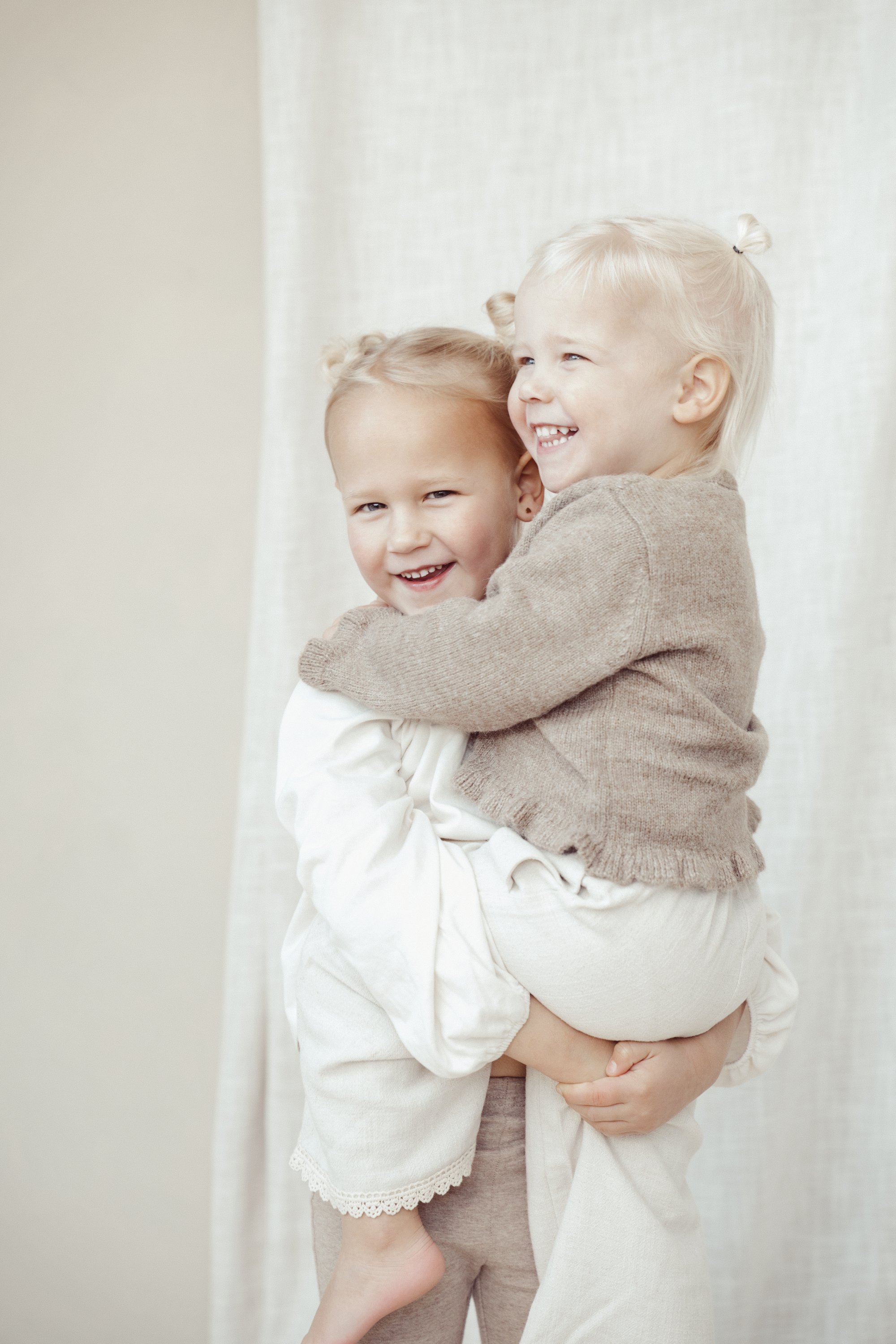 kindershoot 2 kinderen zusjes in daglichtstudio den bosch 