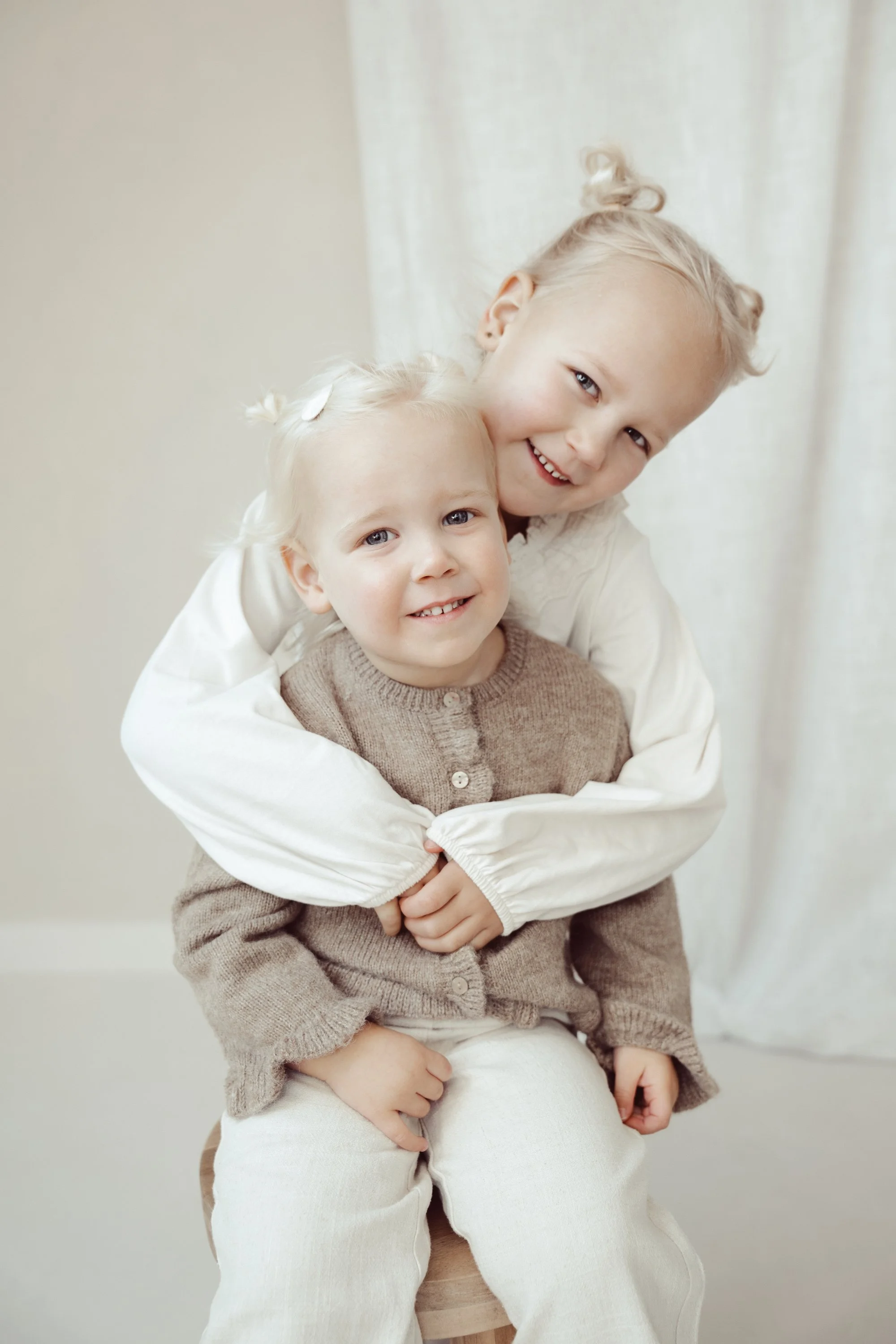 kindershoot 2 kinderen zusjes in daglichtstudio den bosch 