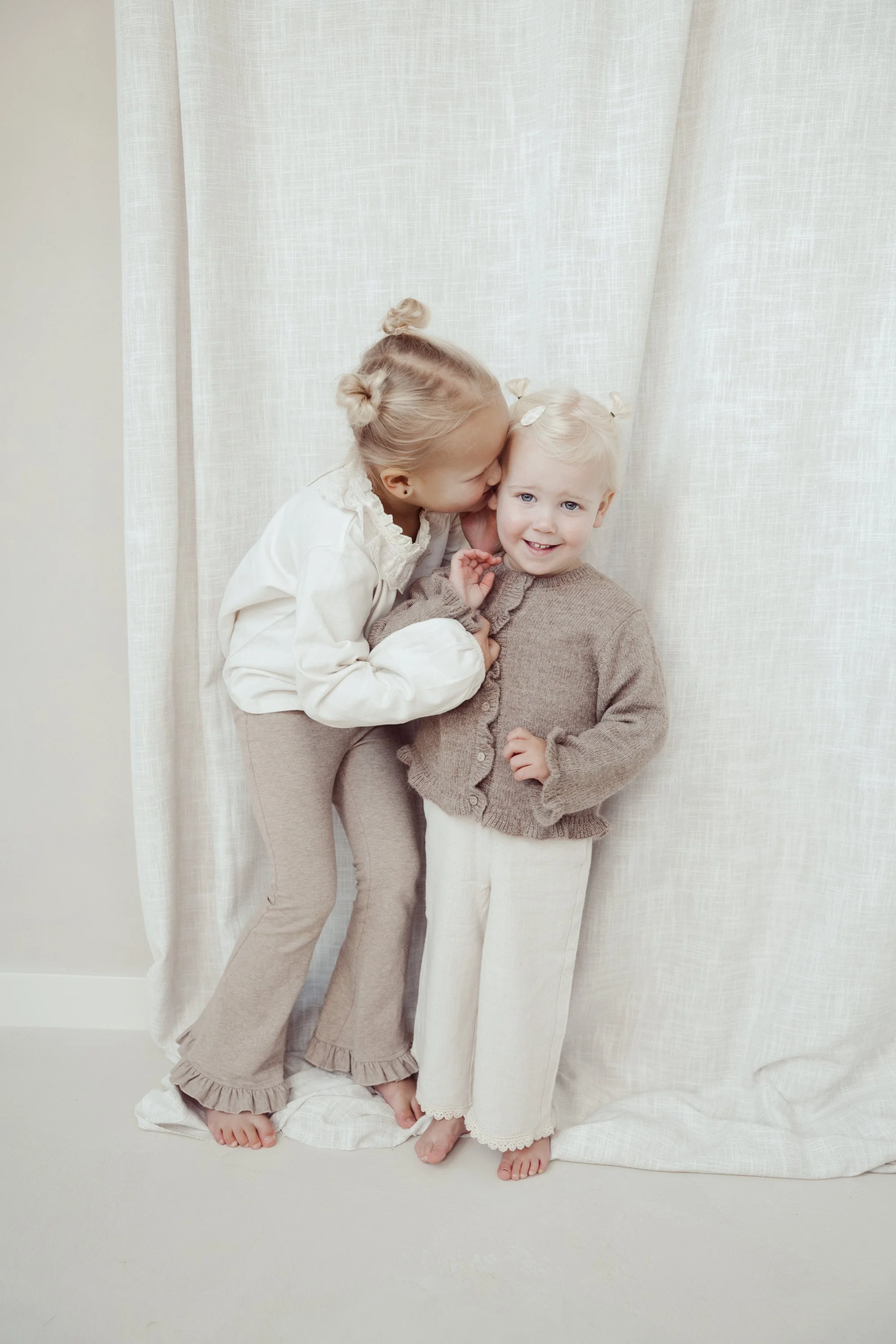 kindershoot 2 kinderen zusjes in daglichtstudio den bosch 