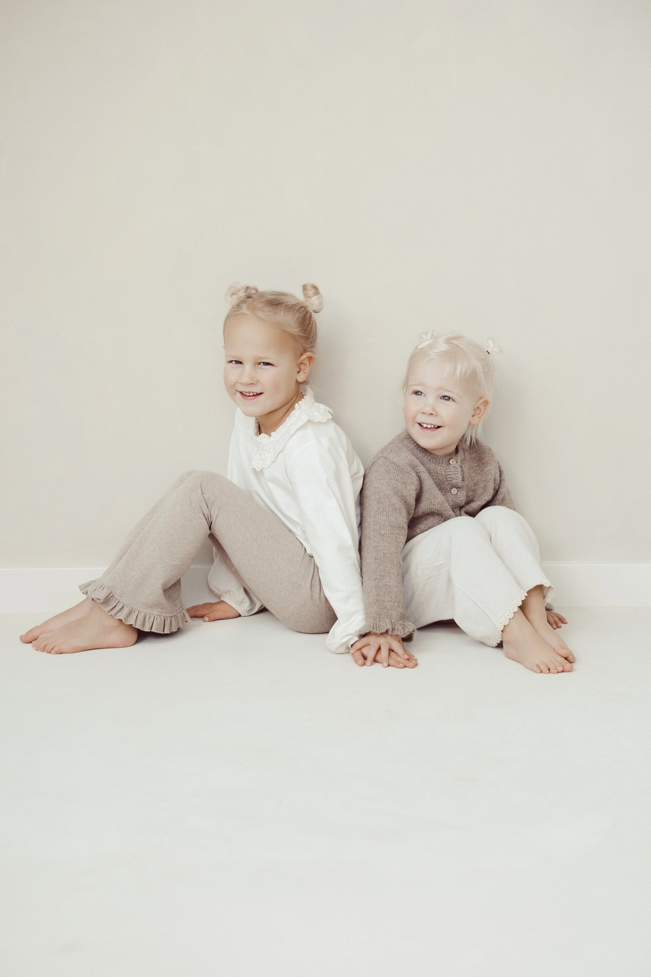 kindershoot 2 kinderen zusjes in daglichtstudio den bosch 