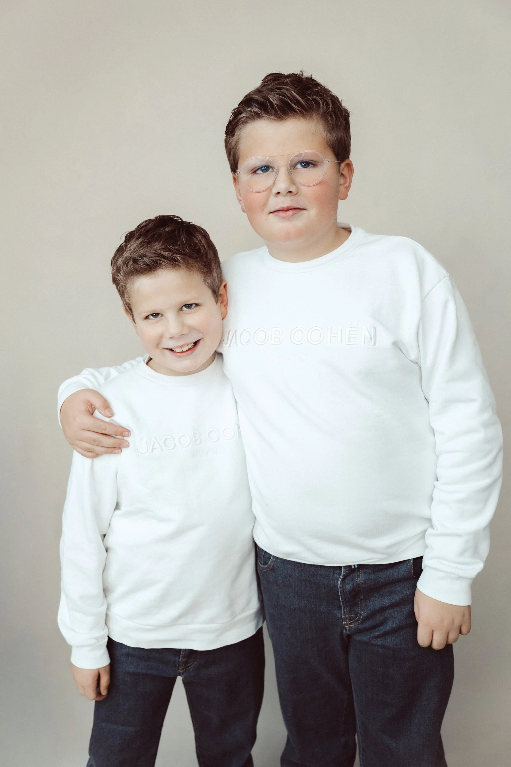 kindershoot  in daglichtstudio den bosch fine art portret 2 broers