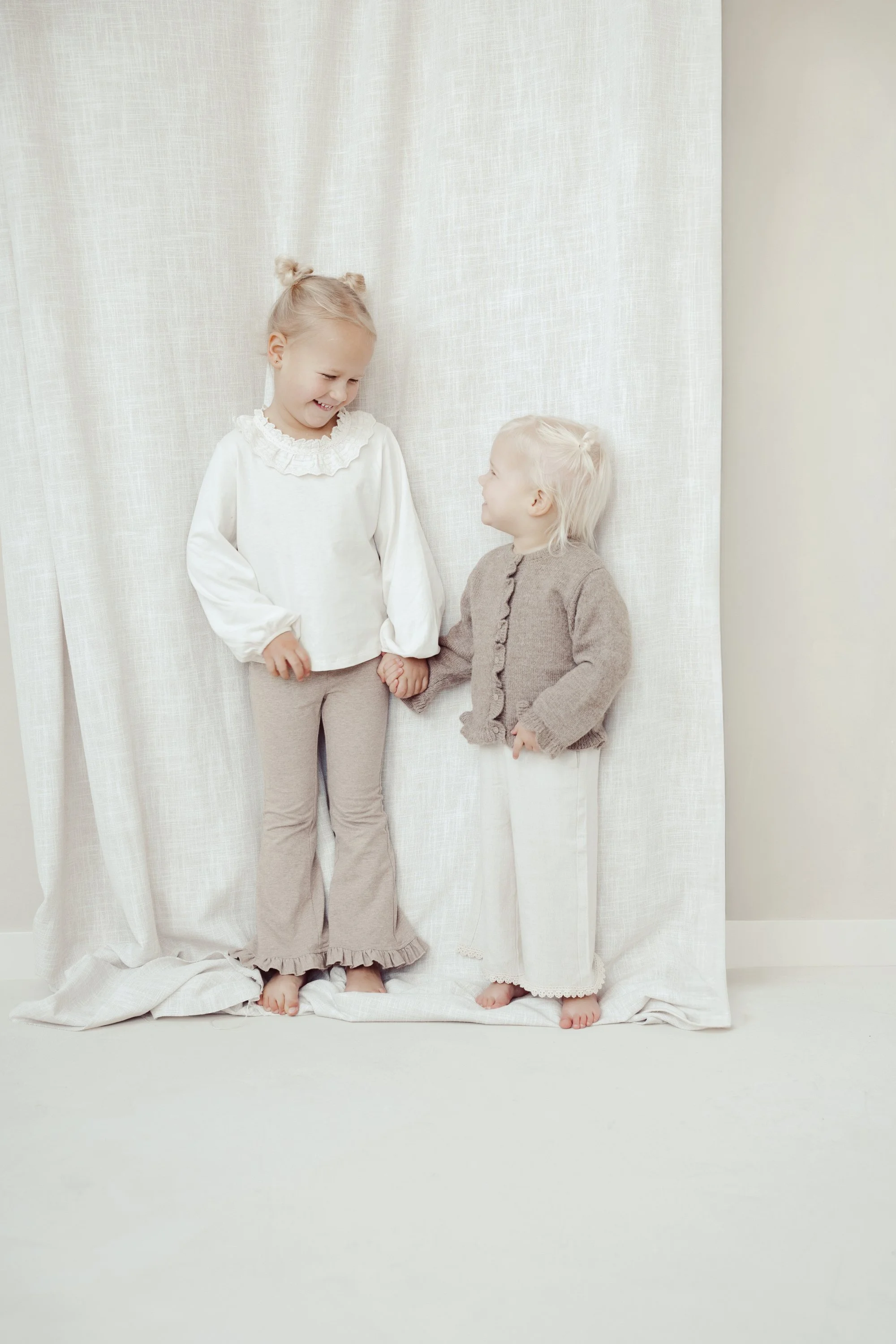 kindershoot 2 kinderen zusjes in daglichtstudio den bosch 