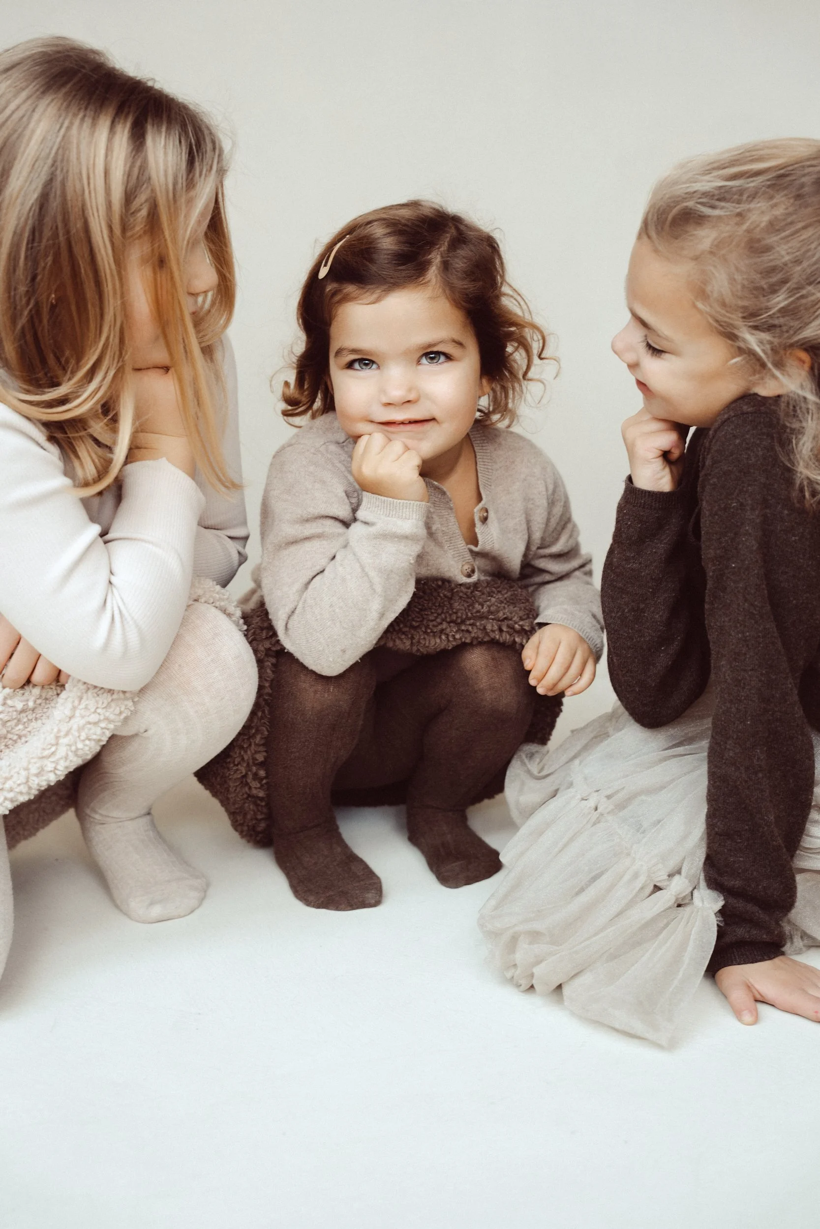 kindershoot  in daglichtstudio den bosch fine art portret 2 zussen